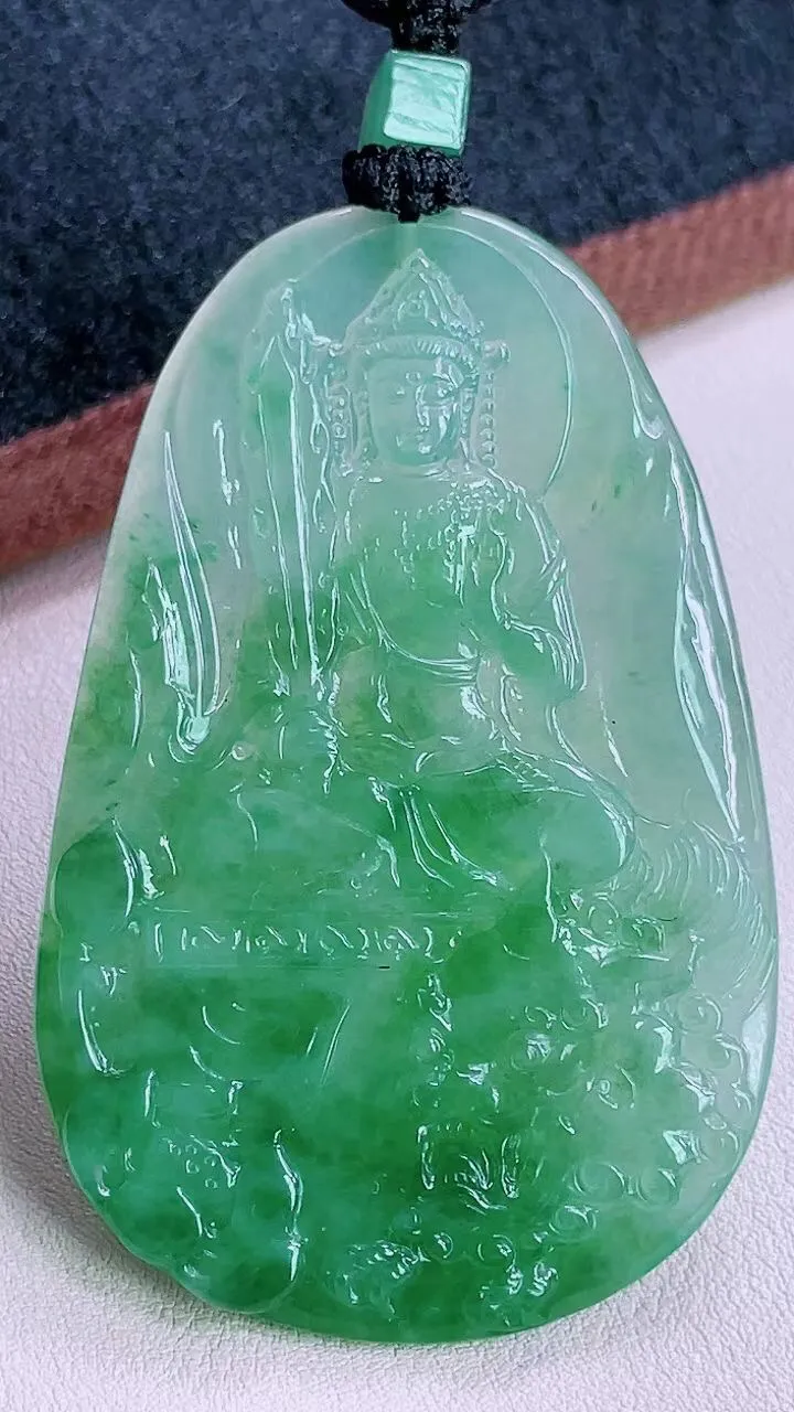 【翡翠名称】老坑种冰飘绿文殊菩萨翡翠挂件
【翡翠尺寸】71/46/5mm
【翡翠描述】缅甸天然翡翠A