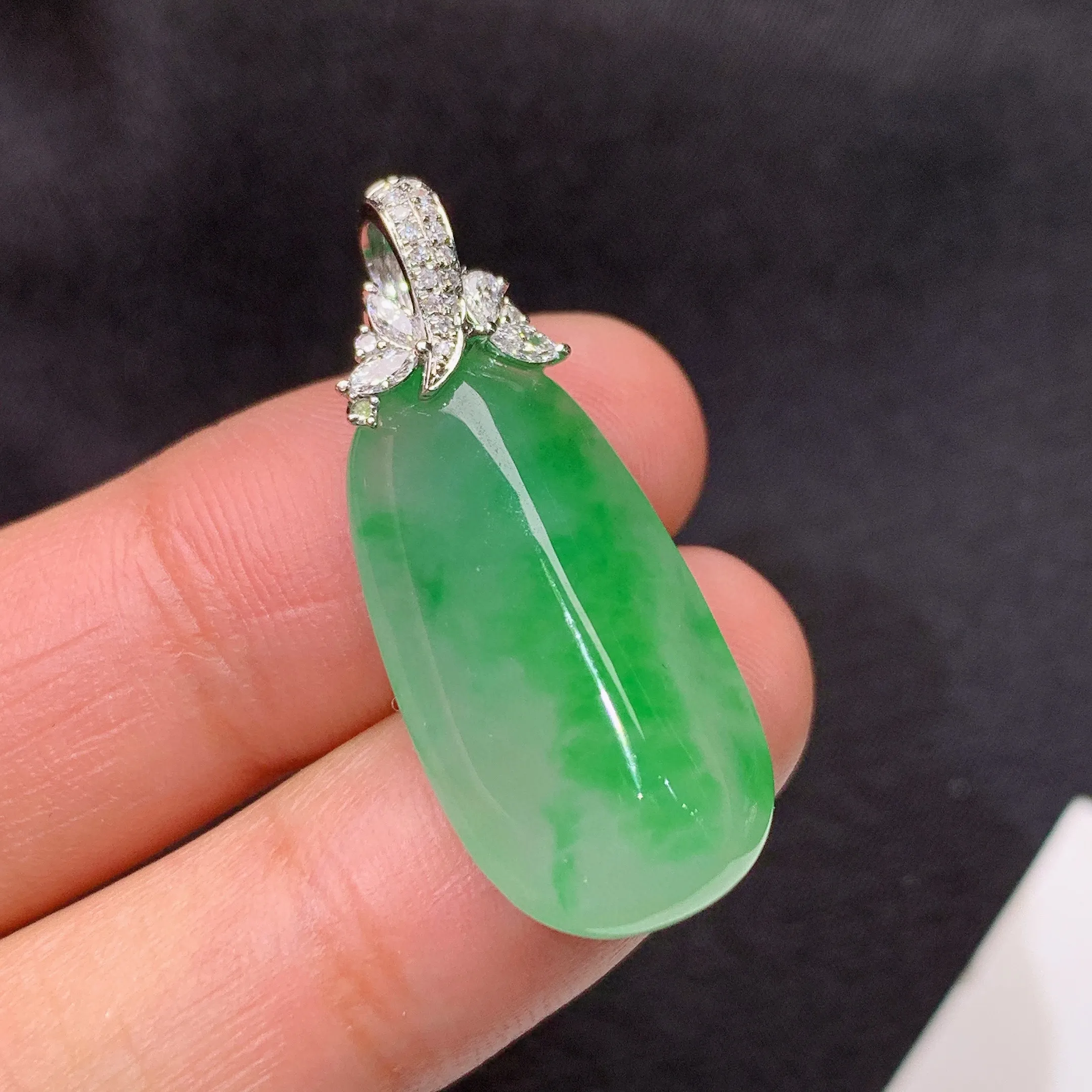 冰飘绿福瓜吊坠，18k金镶嵌，冰润色阳，玉质细腻，种水足，整体尺寸30.7*12.8*6.9