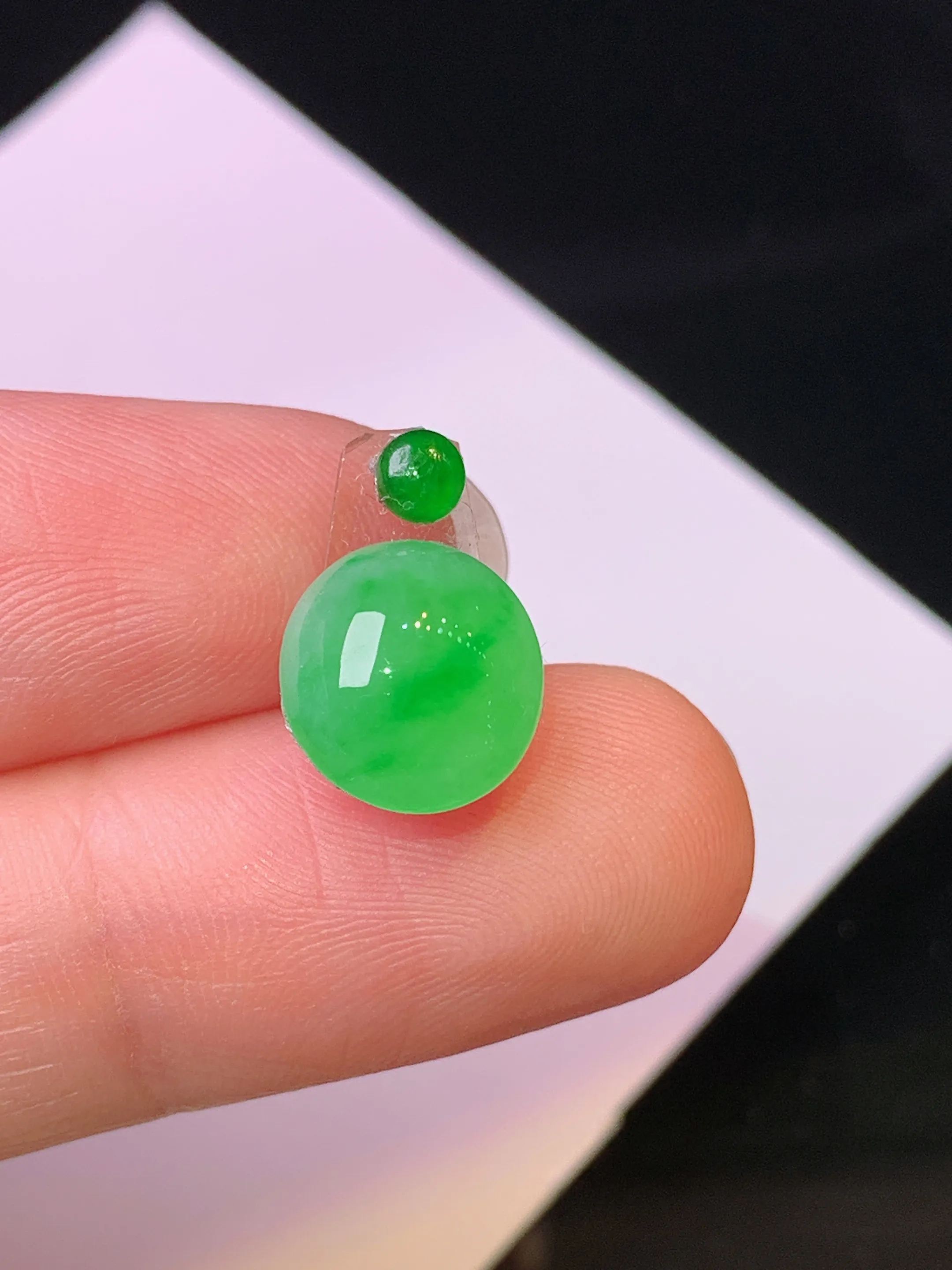 镶嵌款 翠绿蛋面吊坠 玉质细腻 色泽清新艳丽 整体尺寸10*9.5*5