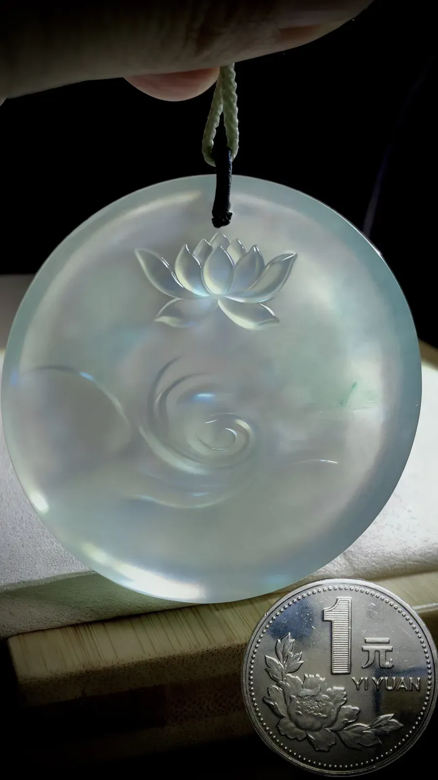 【慈莲净世·观自在】，观音菩萨，
缅甸天然翡翠，厚装，精雕。
54-54-14.5mm，75.65g，