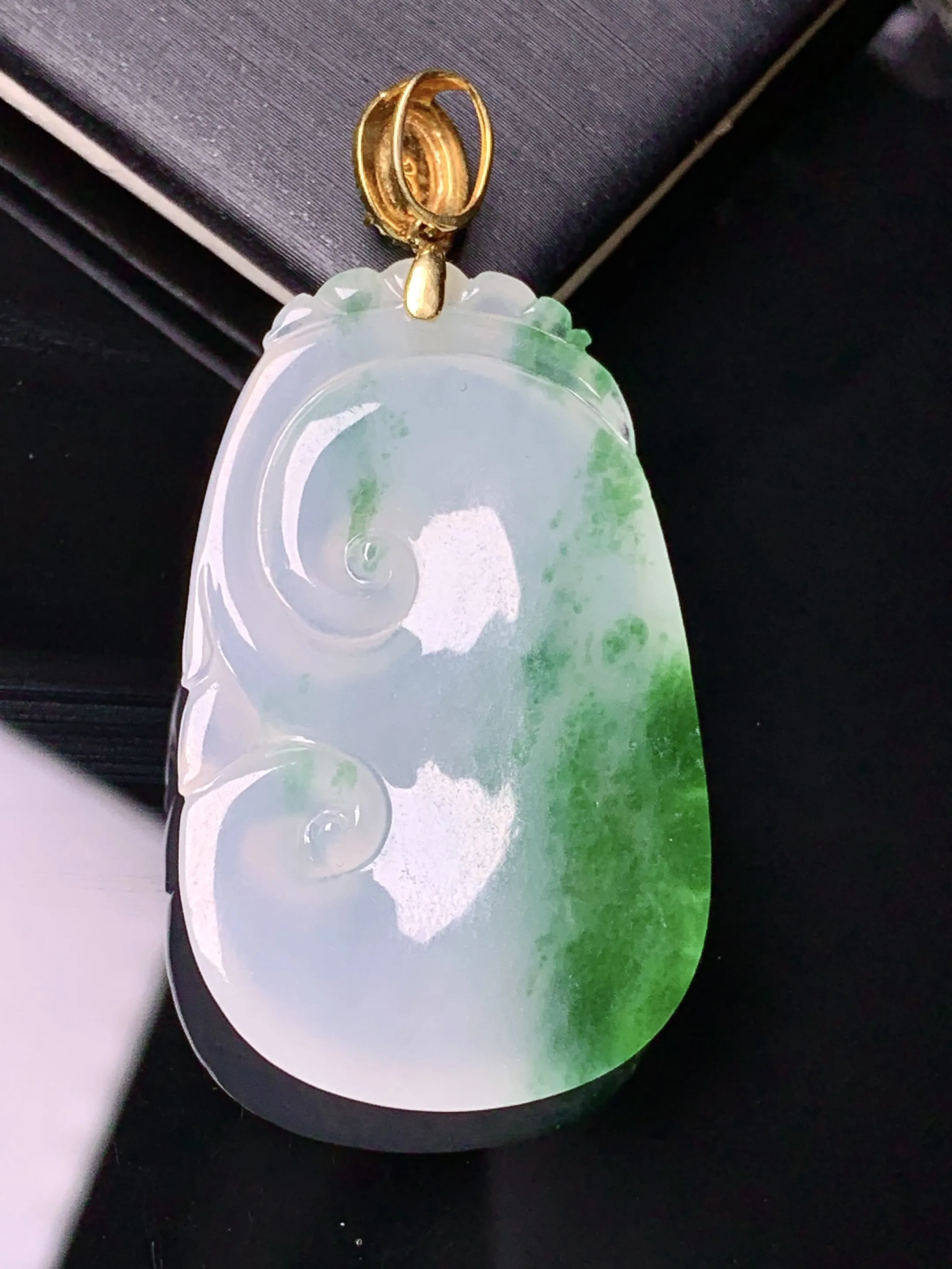 18k金钻镶嵌飘绿如意吊坠 玉质细腻 色泽清新艳丽 整体尺寸46*22.7*4.8