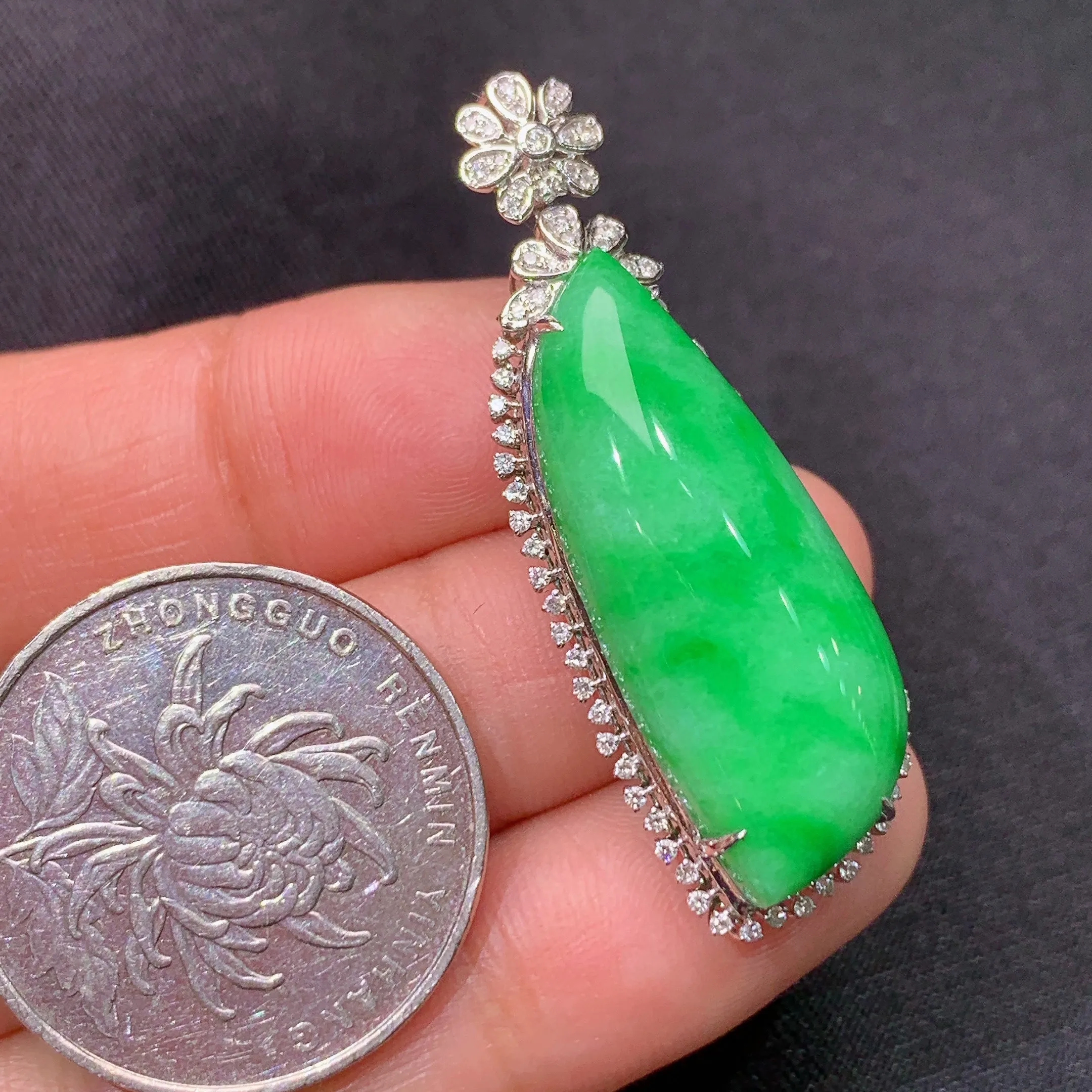 冰阳绿随形吊坠，18k金镶嵌，冰润色阳，玉质细腻，种水足，整体尺寸41.6*14.9*9.7