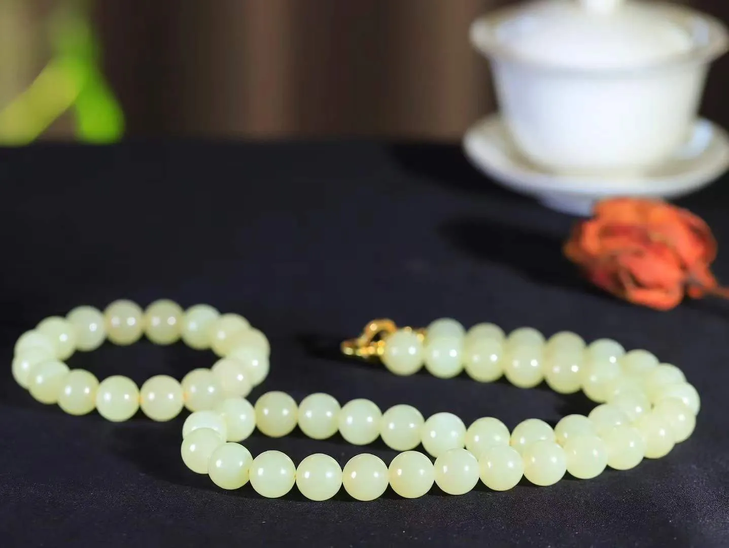 一套【珠圆玉润.套装】

精品和田玉黄口珠圆玉润项链 戒圈玉质细腻油润 饱满光滑 质朴无华，悠远简