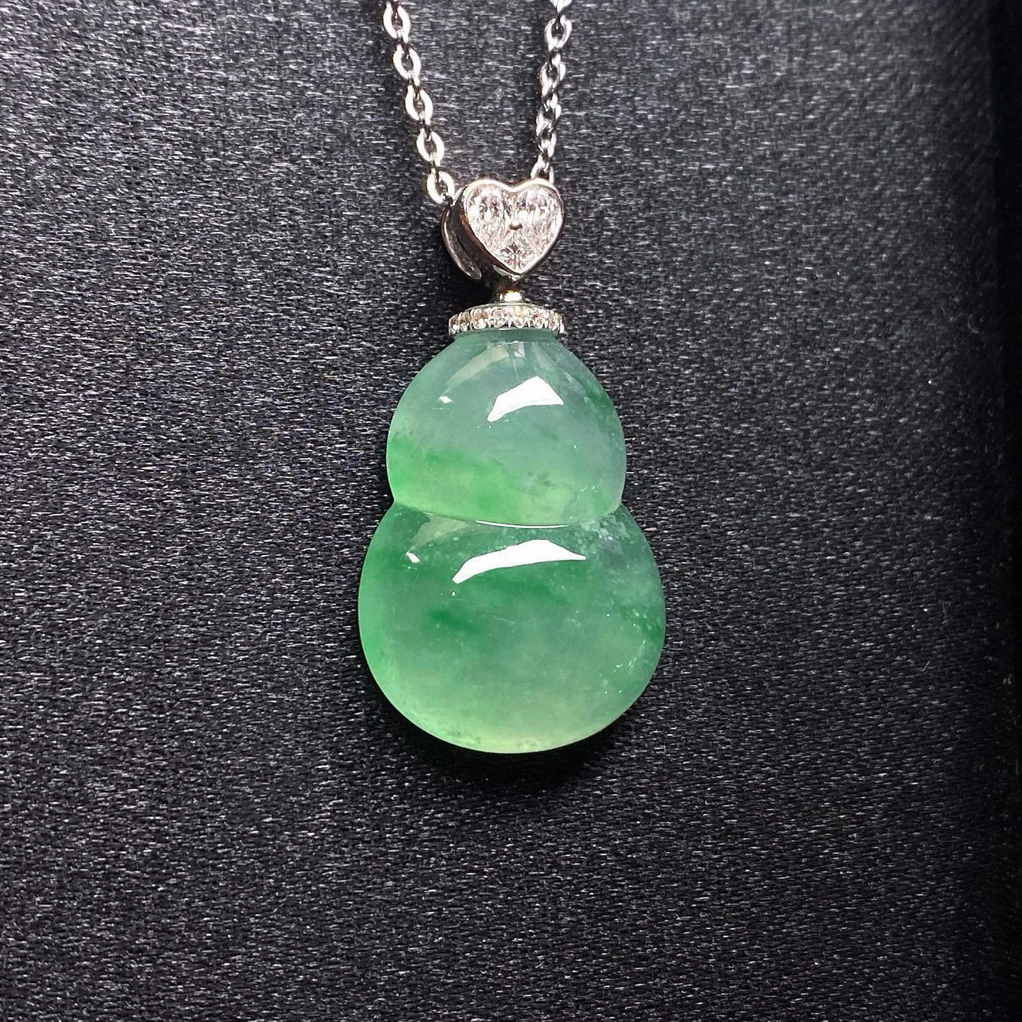 冰种飘绿精美葫芦吊坠 尺寸39.8-16.3-6.5毫米