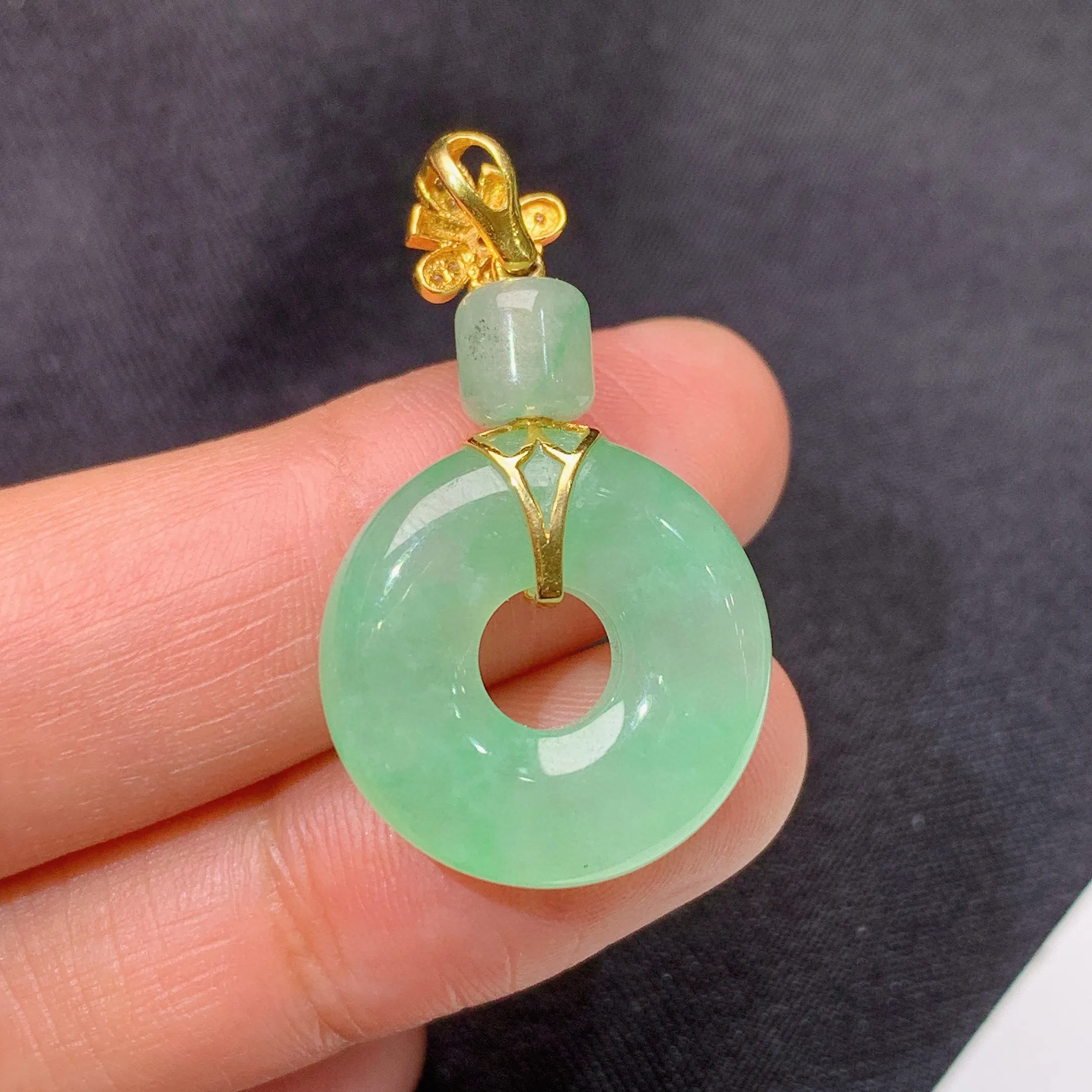 冰飘绿甜甜圈吊坠，18k金镶嵌，冰润色甜，玉质细腻，种水足，整体尺寸32.6*18.8*5.5