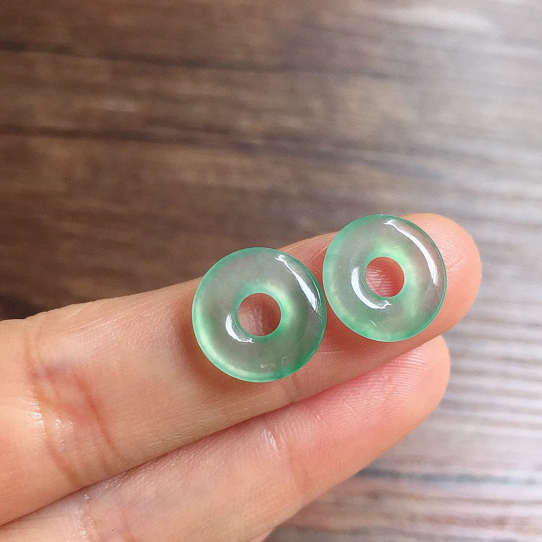 冰晴底甜甜圈一对，镶嵌佳品，冰润细腻，种水足，整体尺寸12.4*2.3