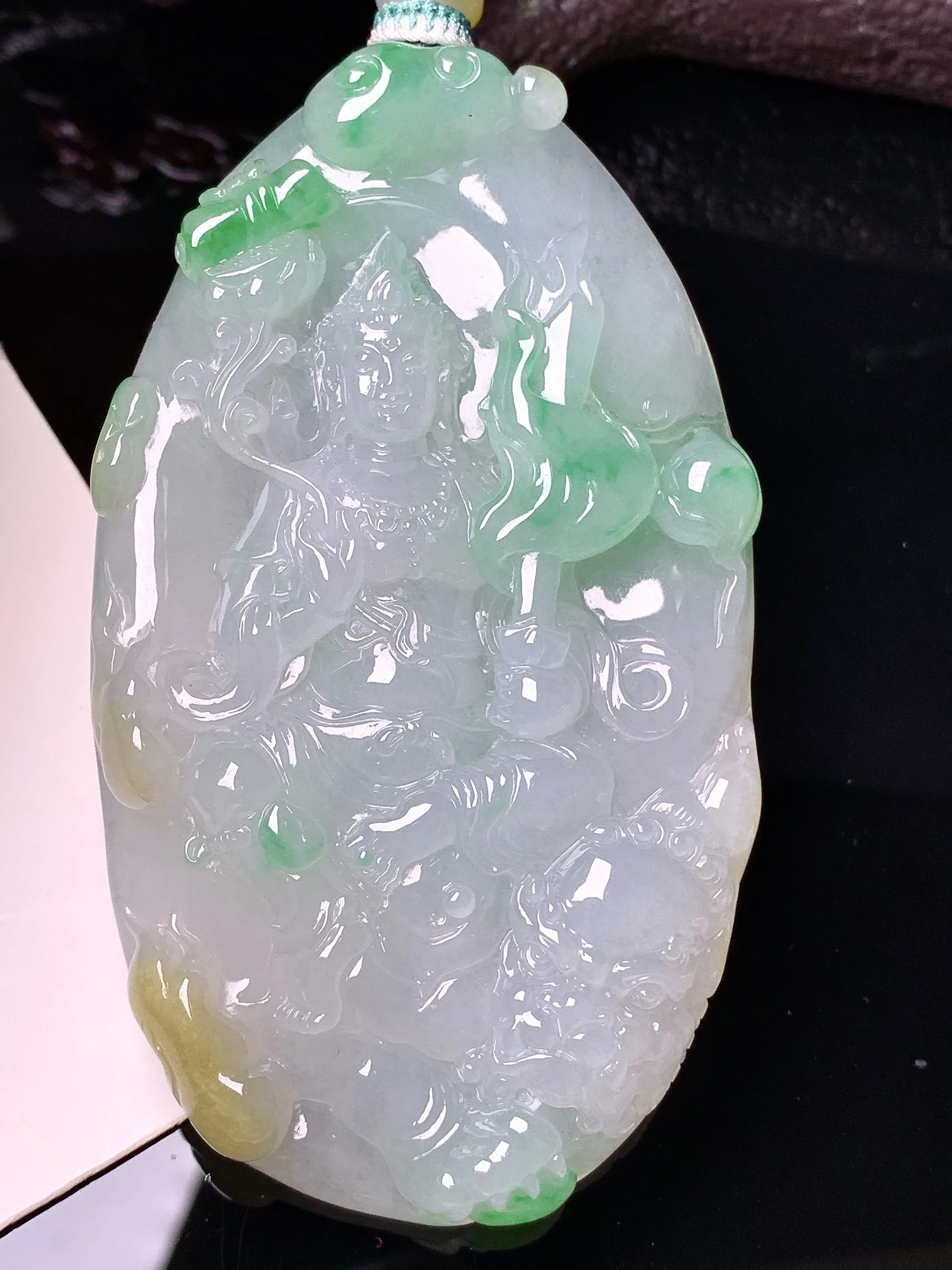 飘绿文殊观音菩萨吊坠 玉质细腻 色泽清新艳丽 整体尺寸81*46.3*8.5