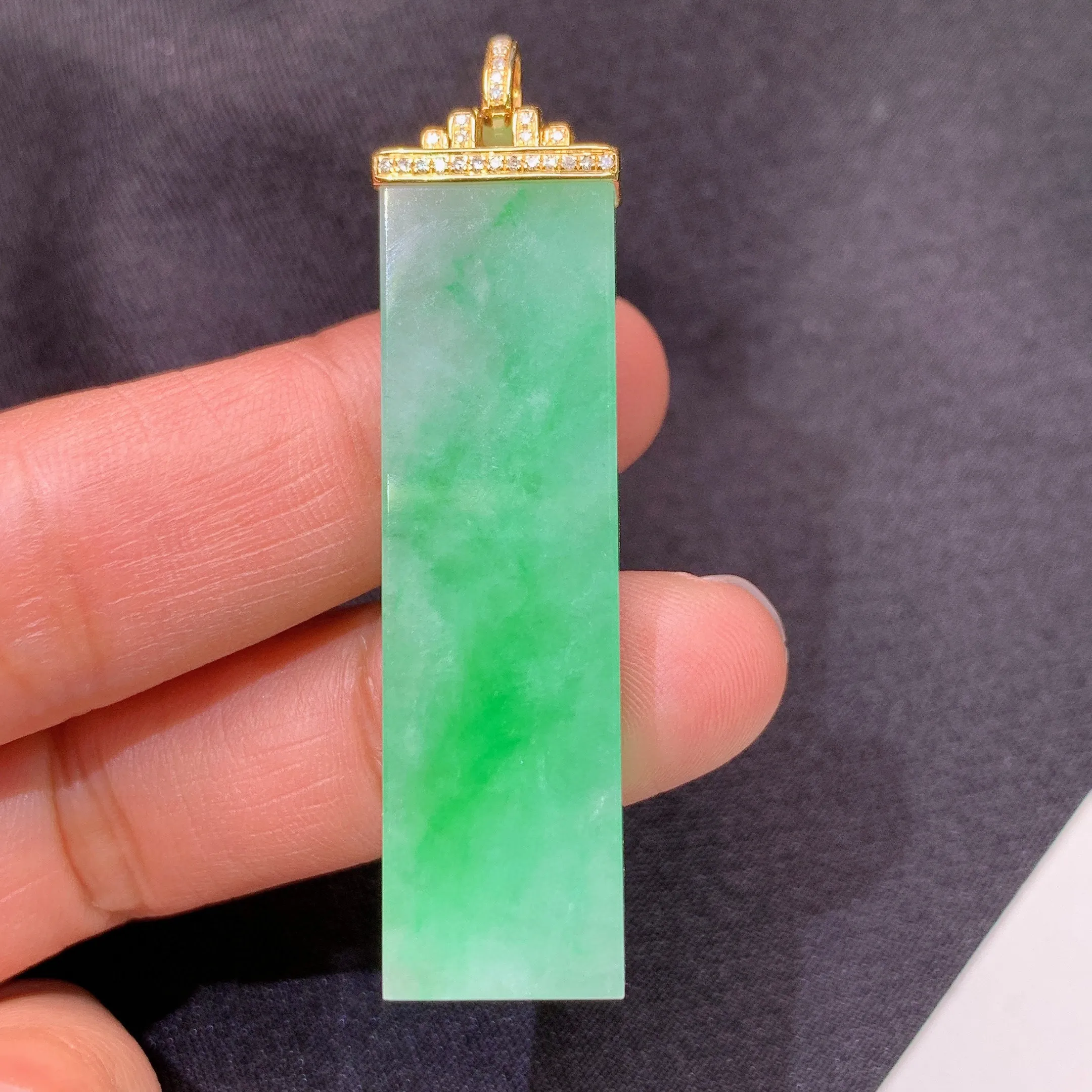 冰飘绿无事牌吊坠，18k金镶嵌，冰润色阳，玉质细腻，种水足，整体尺寸52*12.5*7