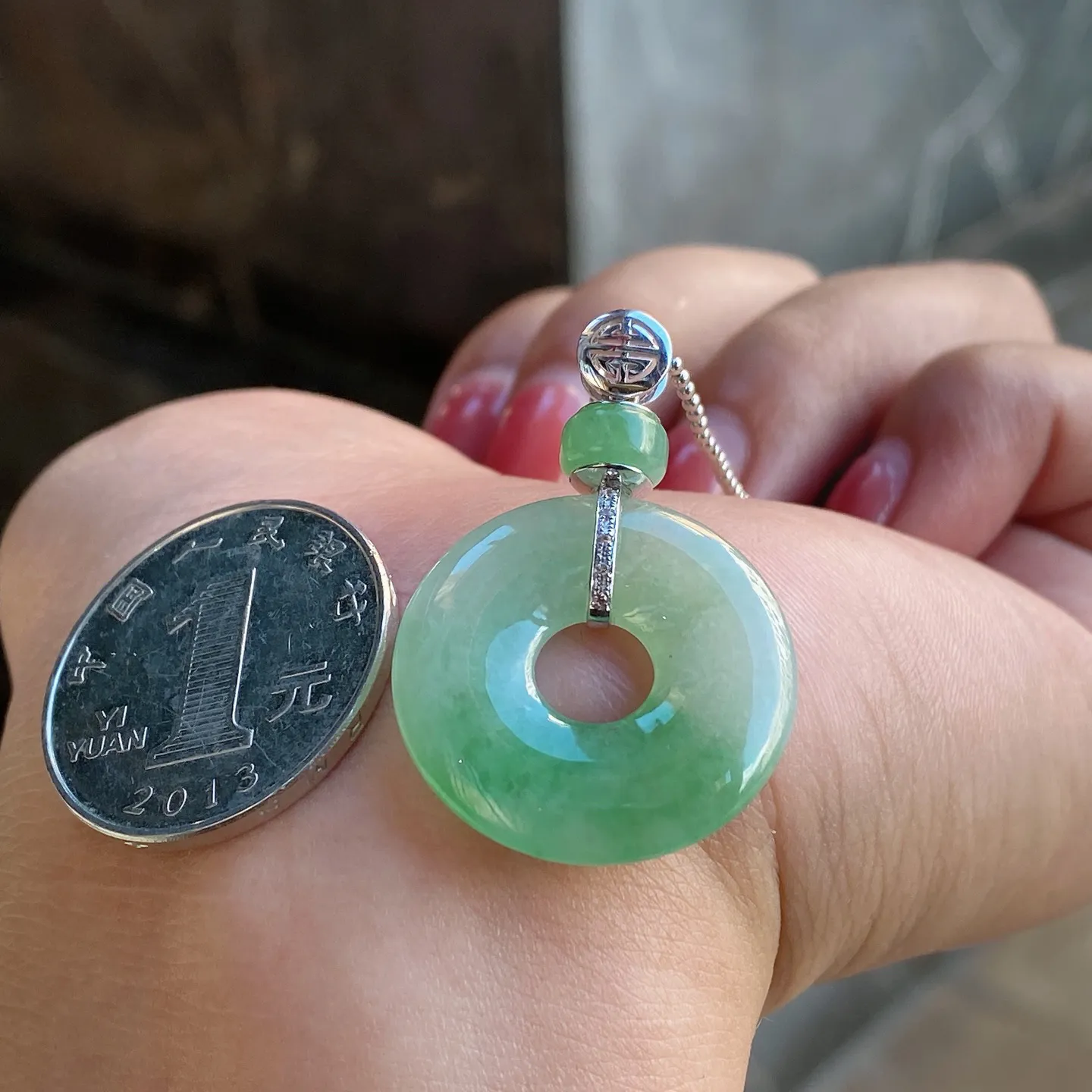 冰糯种飘绿平安圈吊坠 尺寸36.3-22.5-4.3毫米
