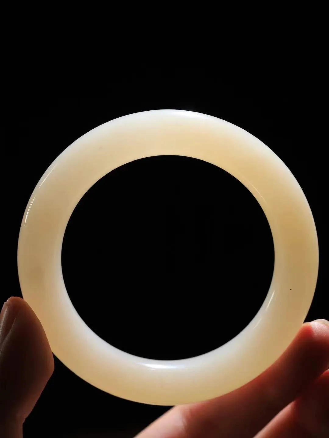 【粉黛.手镯】

精品️和田玉藕粉手镯
仙女藕粉手镯
馥郁芬芳 油糯饱满
气质温婉尔雅 甜甜的藕粉色
质地如膏似脂 少女感十足
精工打磨 手感上佳
尺寸55.4-13-11.5mm 重73.9克 fDA-341162286