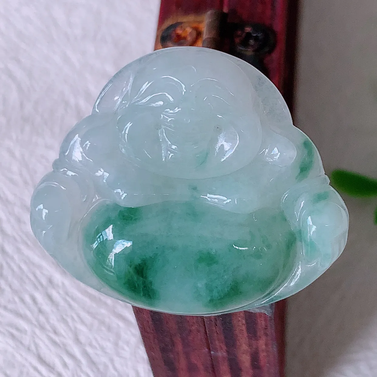 自然光实拍，冰润飘花翡翠佛公吊坠，饱满， 佛公亦保平安，寓意有福（佛公）相伴，配戴优雅迷人！#57.22