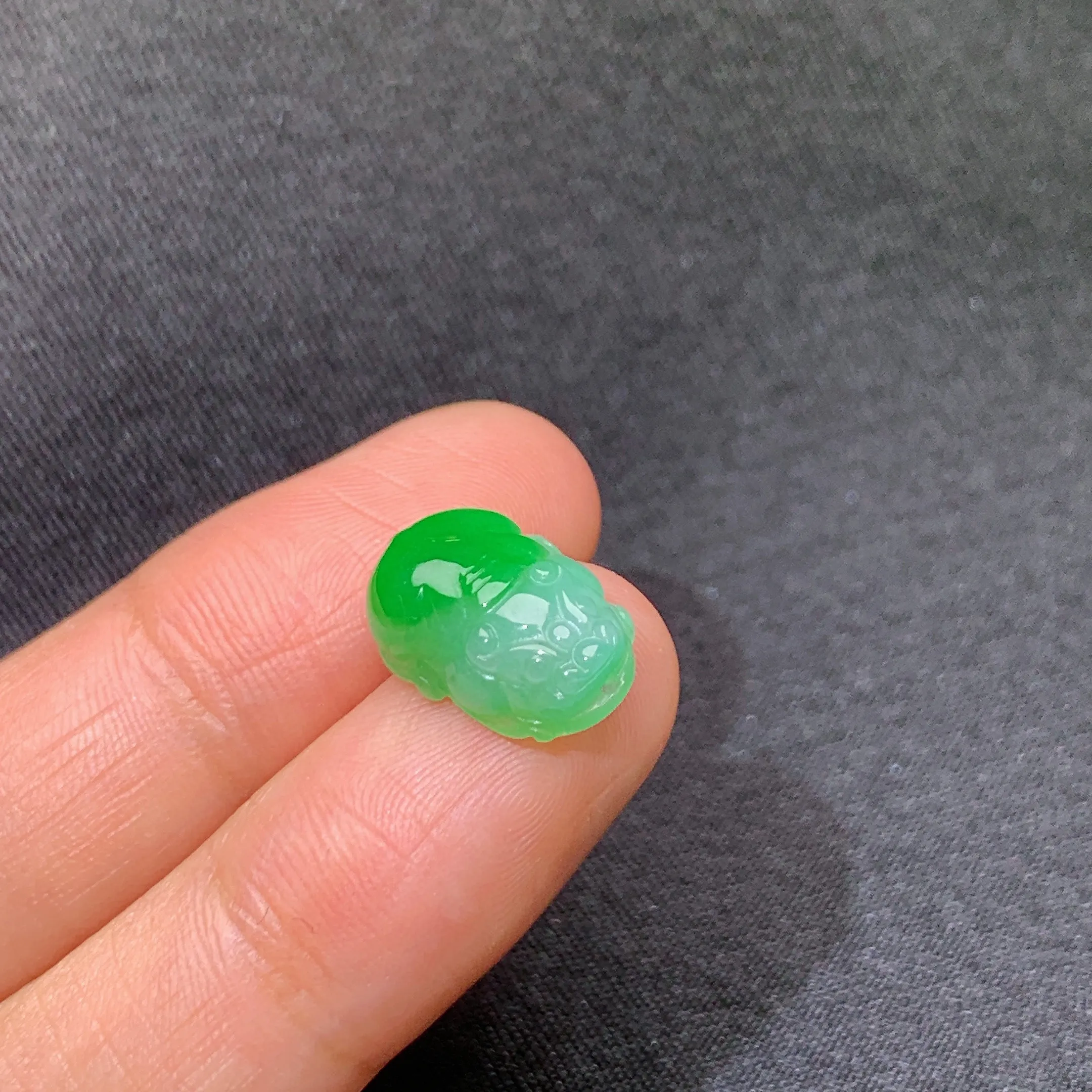 镶嵌款 冰飘绿貔貅，冰润色阳，玉质细腻，种水足，整体尺寸13.5*9.2*5.2