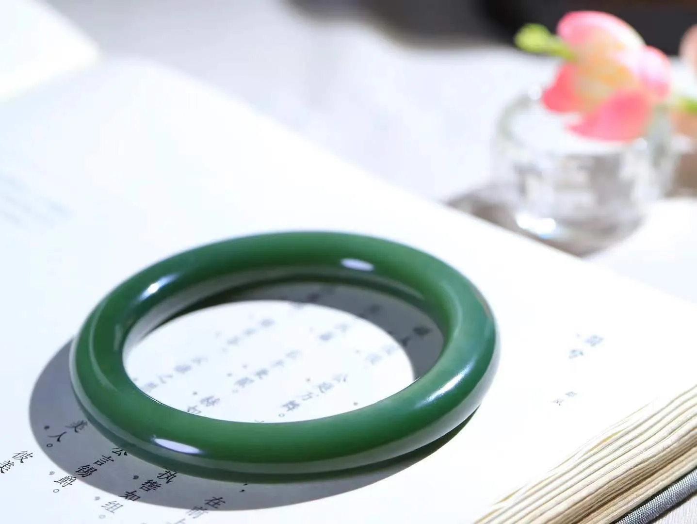 【碧色荡漾·手镯】

收藏级臻品和田玉碧玉猫眼圆条手镯，玉质细腻温润，手感舒适，️线条流畅，简约大气，美自天成，佩戴于腕间，婉约之美，举手投足间透出那份低调奢华，醉人心扉。重55.7克 内径圈口57mm尺寸10-10.5mm FDL-771102232