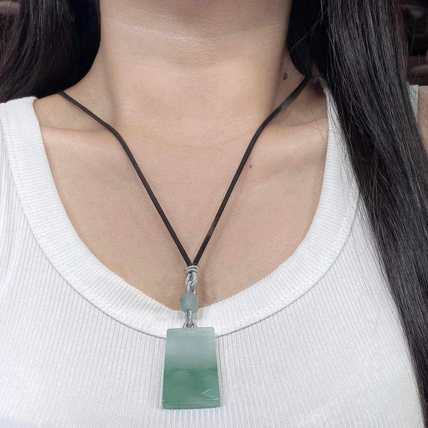 冰润飘蓝花无事牌吊坠 尺寸39.7-24.7-5.6毫米