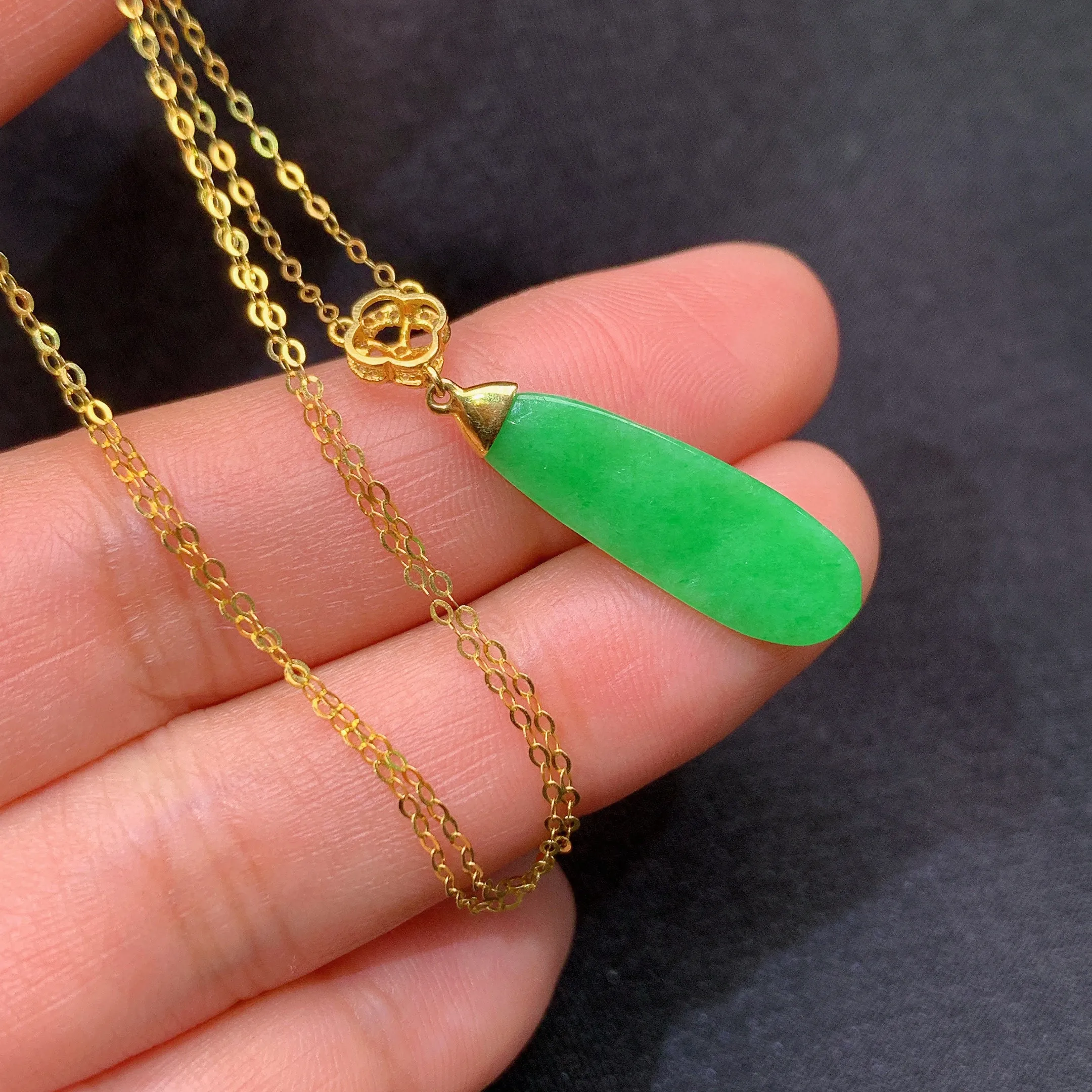 冰阳绿福豆锁骨链，18k金镶嵌，款式新颖，冰润色阳，种水足，整体尺寸31.3*7.1*3.9