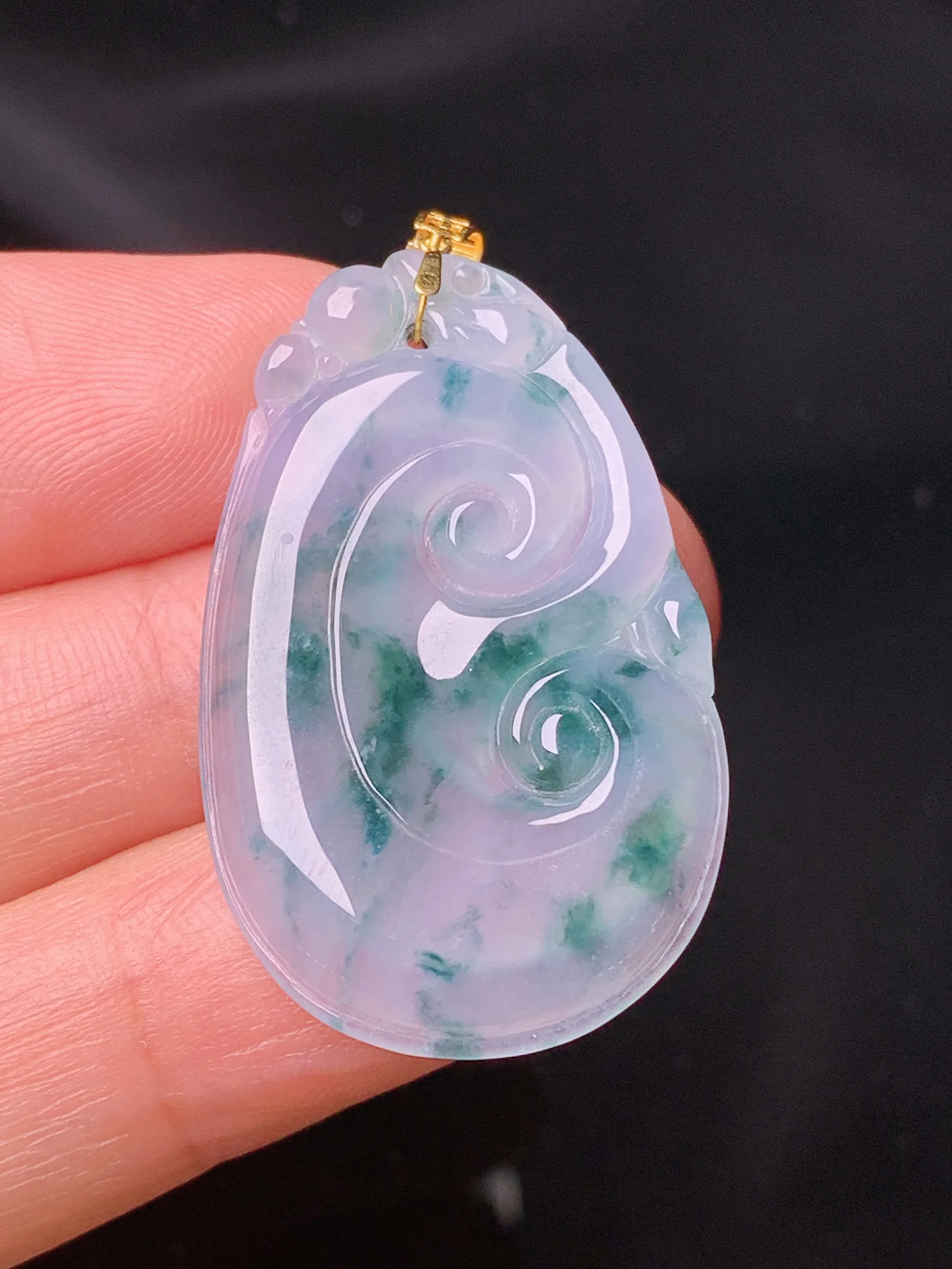 18k金镶嵌飘绿如意吊坠 玉质细腻 色泽清新艳丽 整体尺寸39*21*3.2