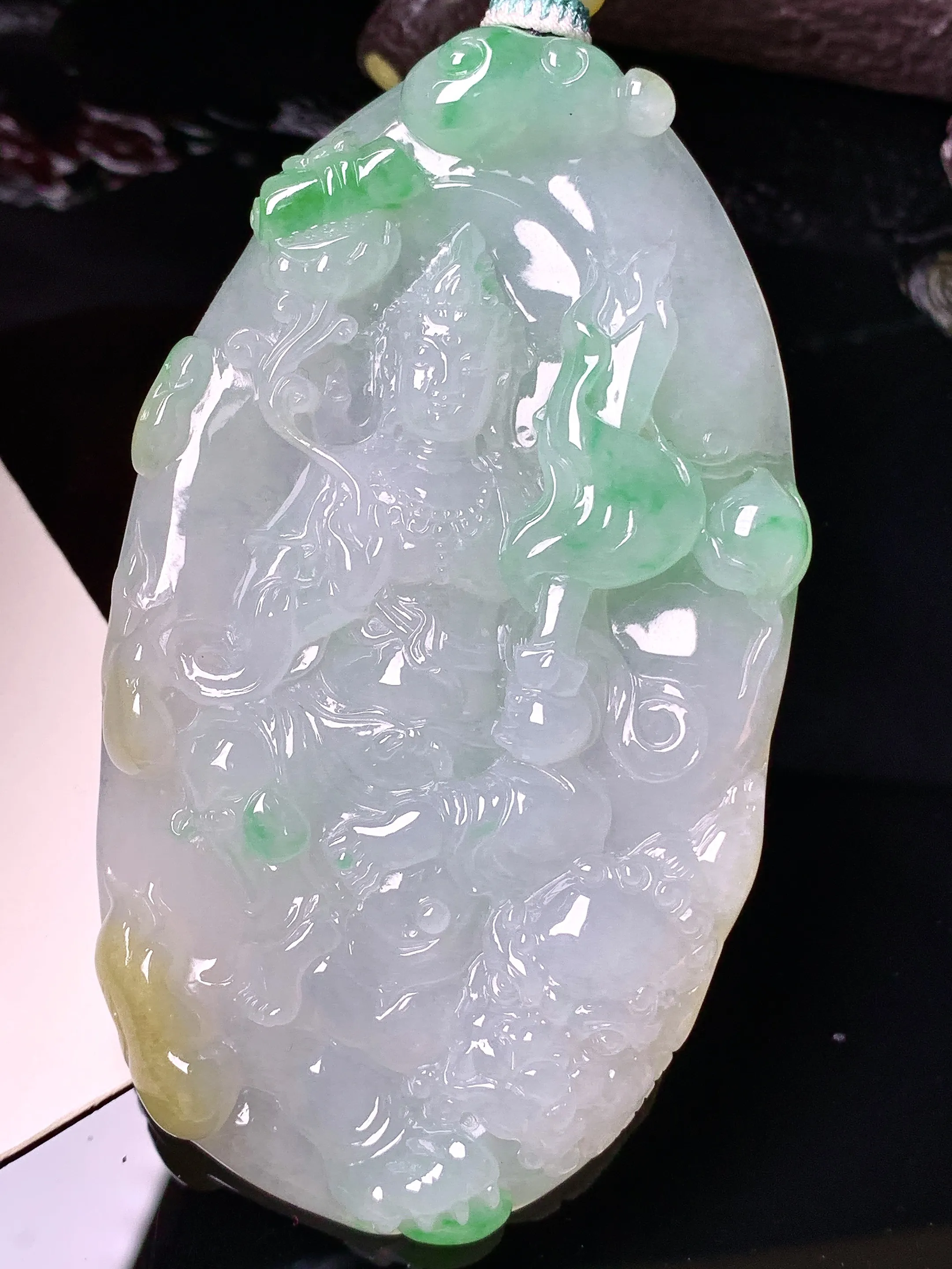 飘绿文殊观音菩萨吊坠 玉质细腻 色泽清新艳丽 整体尺寸81*46.3*8.5