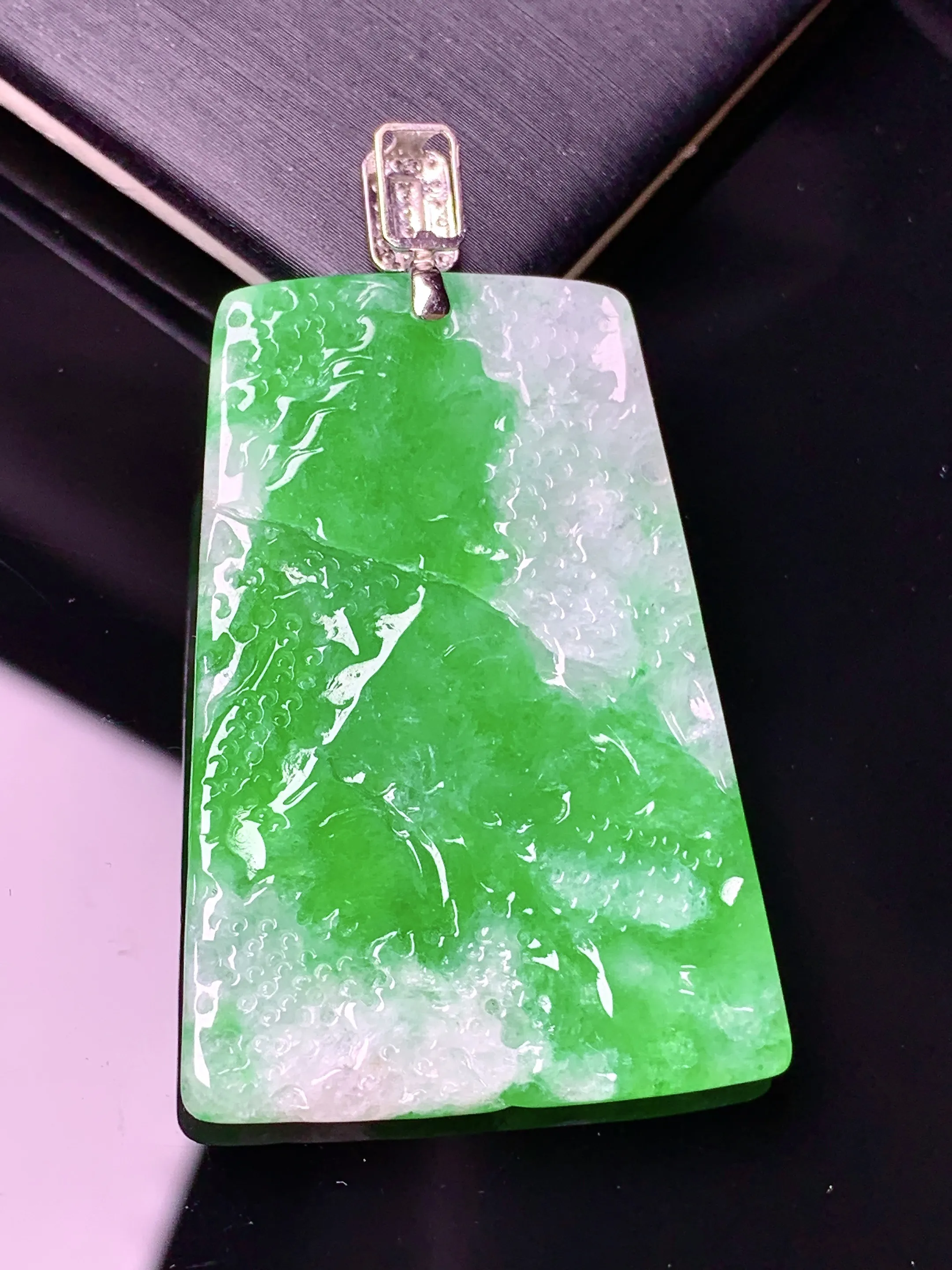 18k金钻镶嵌翠绿山水牌子吊坠 玉质细腻 色泽清新艳丽 整体尺寸47.7*27.7*2.8