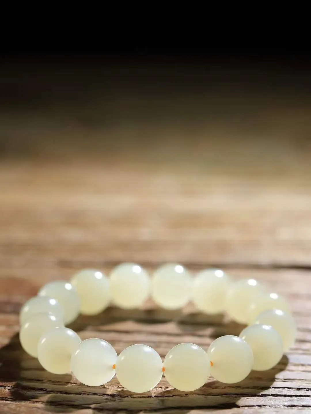 【珠圆玉润.手串】

精品和田玉蜂蜜水珠圆玉润手串 玉质温润细腻  整串打磨圆润，佩戴舒适。珠珠落玉盘，间关莺语花底滑，一生美好时光，无论身在何处，都有它相伴相守。事事顺遂，幸福美满，吉祥如意。重43.7克 尺寸取一12mm FDA-161102213