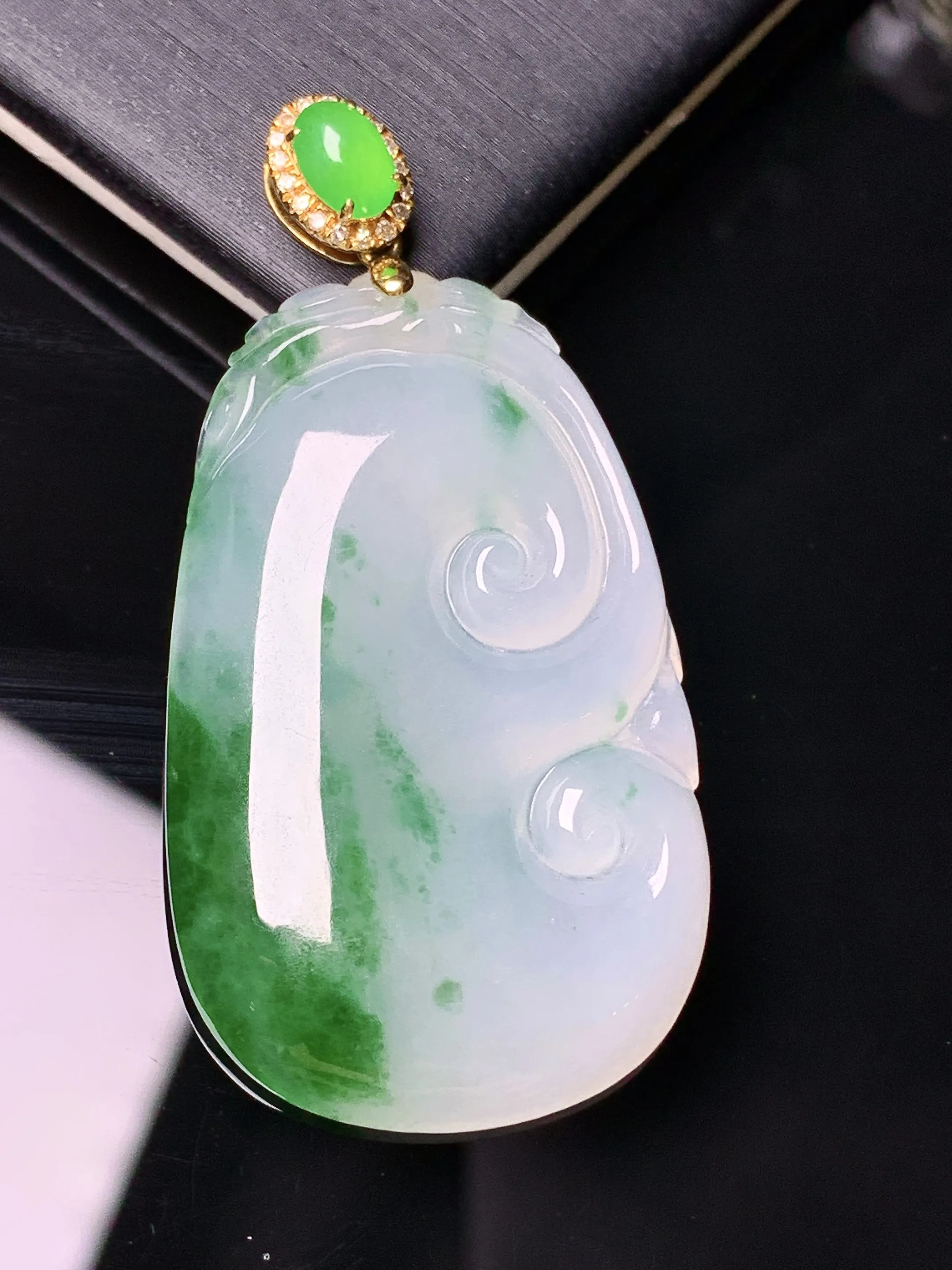 18k金钻镶嵌飘绿如意吊坠 玉质细腻 色泽清新艳丽 整体尺寸46*22.7*4.8