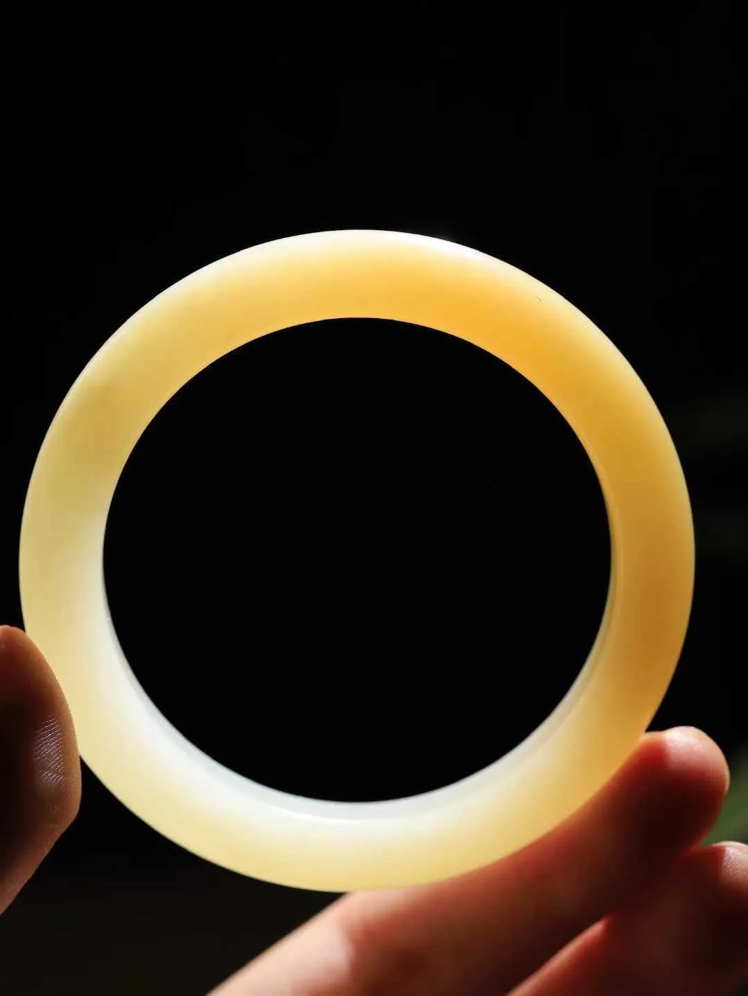 【一见钟情·手镯】

精品和田玉糖白玉手镯。镯型饱满，温润细腻，脂润沁香。️执一卷书，沏一盏茶，着一袭裙，戴一只镯。淡淡浅笺，素心若兰，静赏玉中诗画。悠悠岁月，芊手轻摘，盛满诗样芳华。
重48.3克   内径圈口55mm 尺寸11.1-8.8mm  FDT-721101441