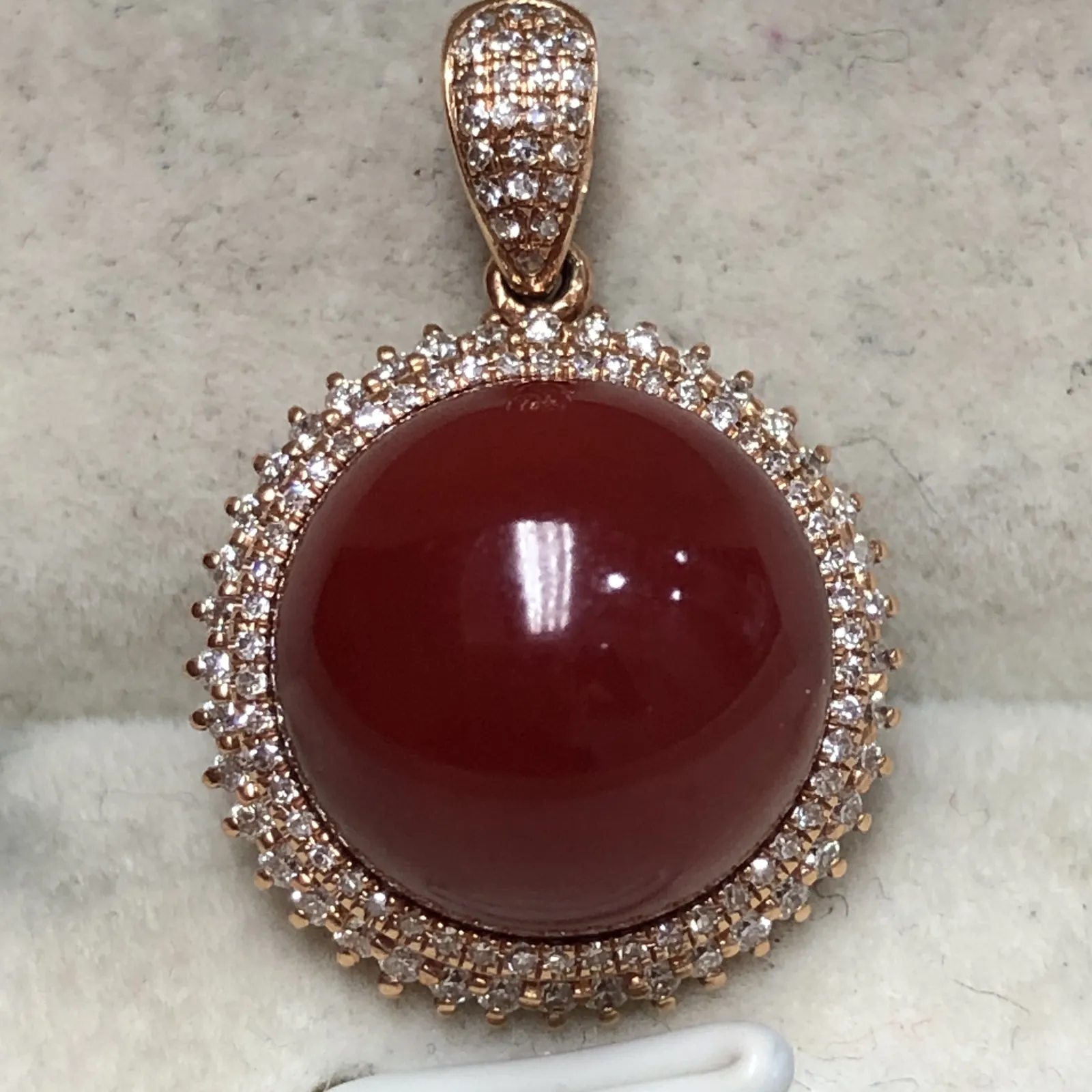 【天然牛血红珊瑚12.2mm圆珠豪气吊坠】传承佩戴收藏！天然无添加，无优化，日本阿卡材料，颜色赤血牛血红色，18k金双层钻石满钻镶嵌，吊坠裸石尺寸12.2*12.2mm，整体尺寸23.8*16.2*13.2mm，重量为4.53克。没有白芯没有虫眼！