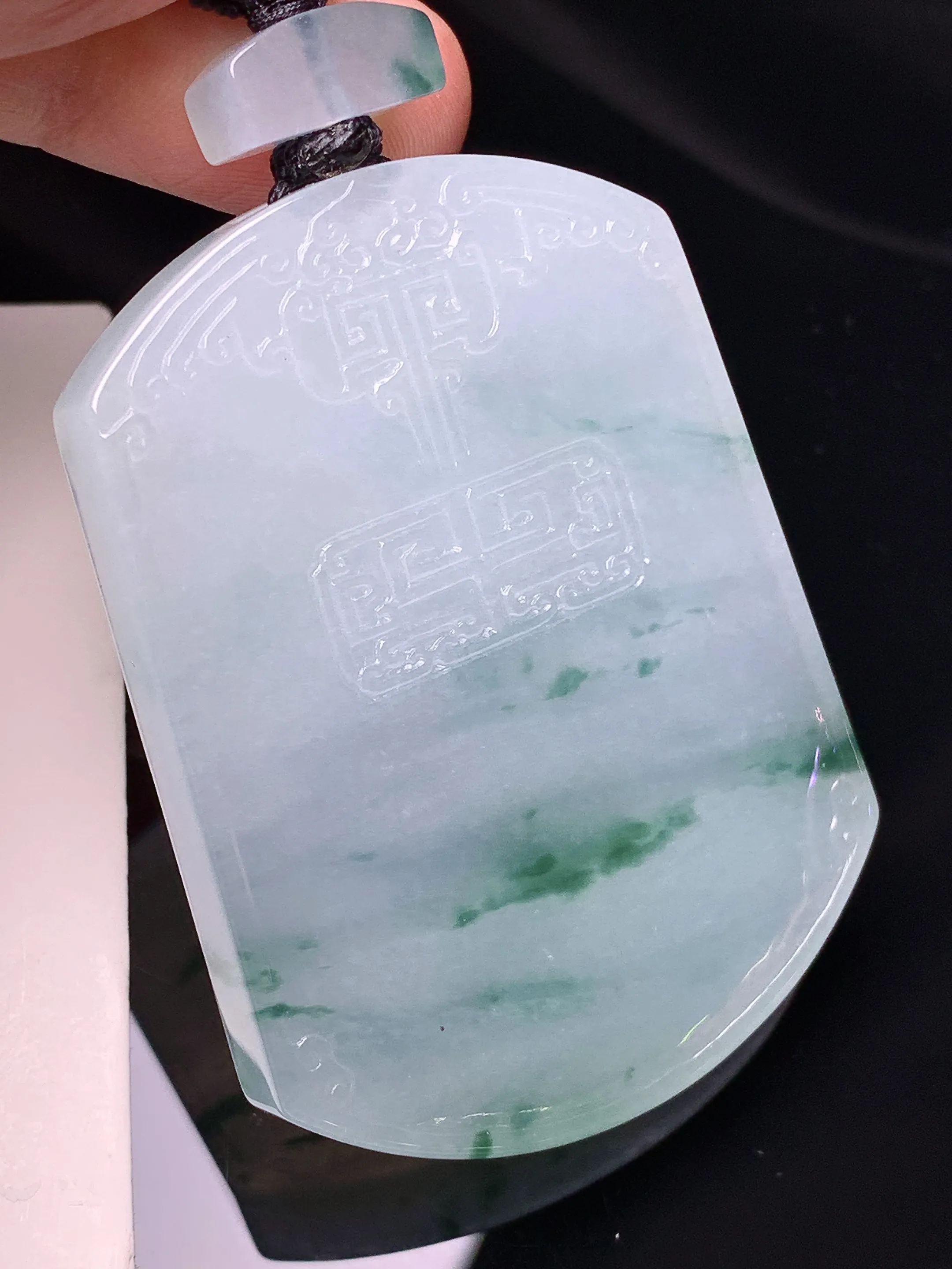 飘绿无事牌吊坠 玉质细腻 色泽清新艳丽 整体尺寸53.2*40.5*6