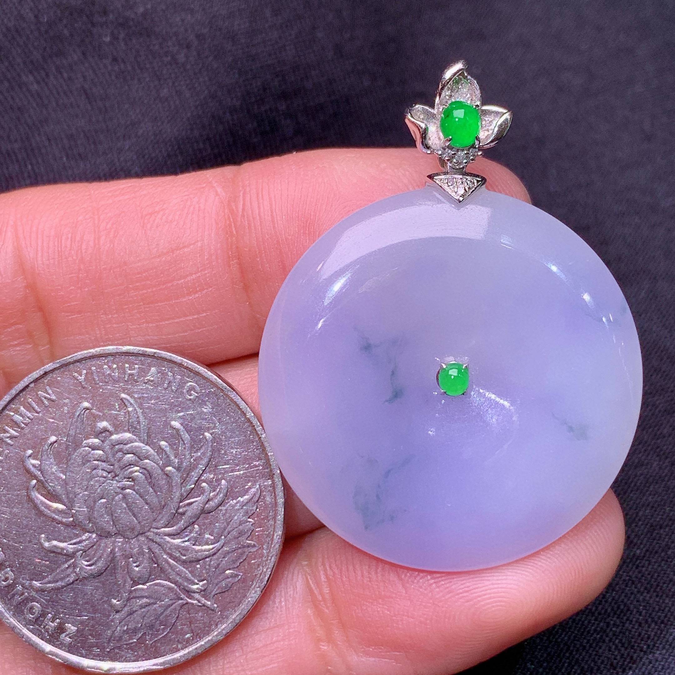 冰紫罗兰平安扣吊坠，18k金镶嵌，温润细腻，颜色鲜艳，整体尺寸37*38.1*5