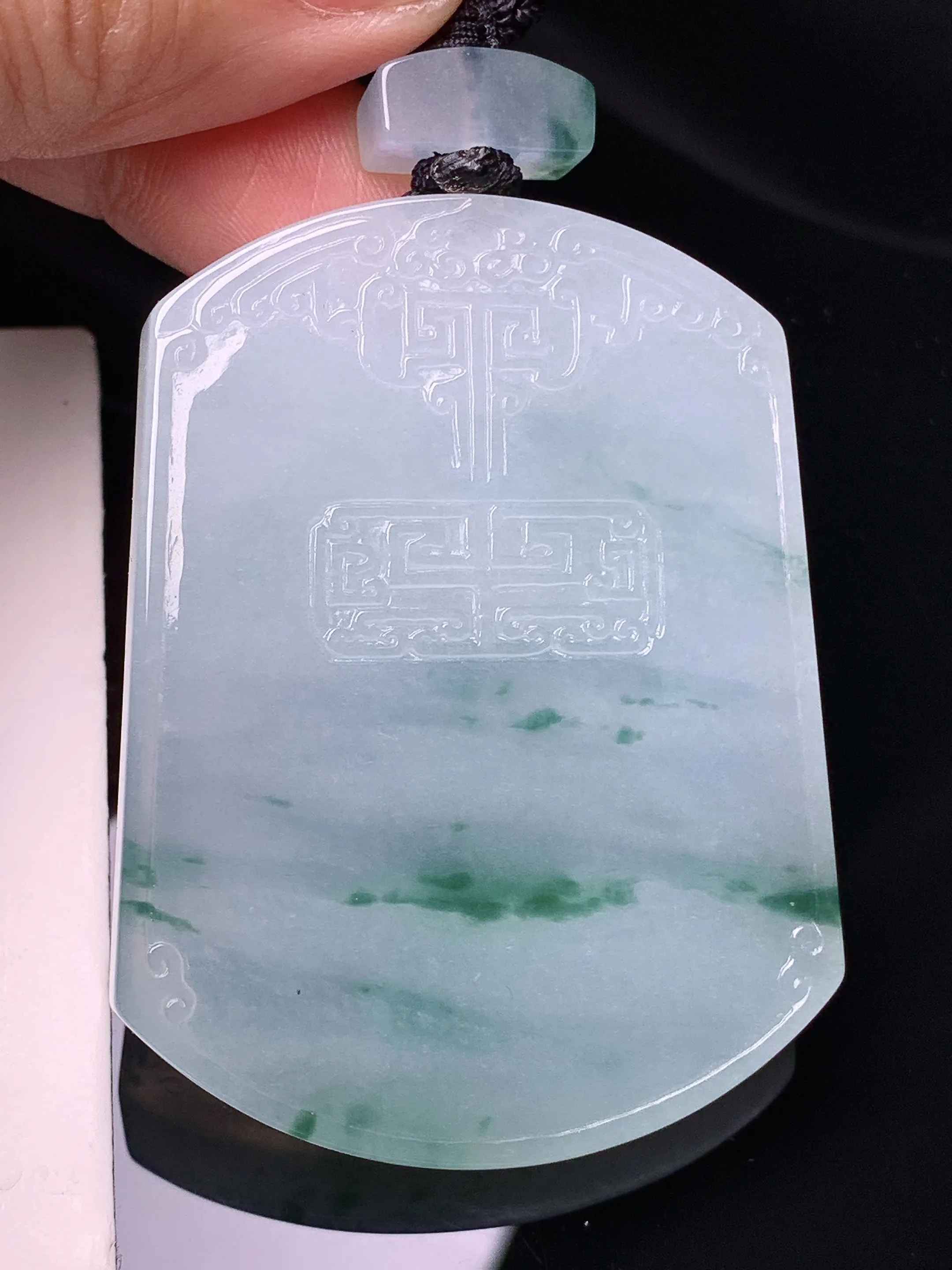 飘绿无事牌吊坠 玉质细腻 色泽清新艳丽 整体尺寸53.2*40.5*6