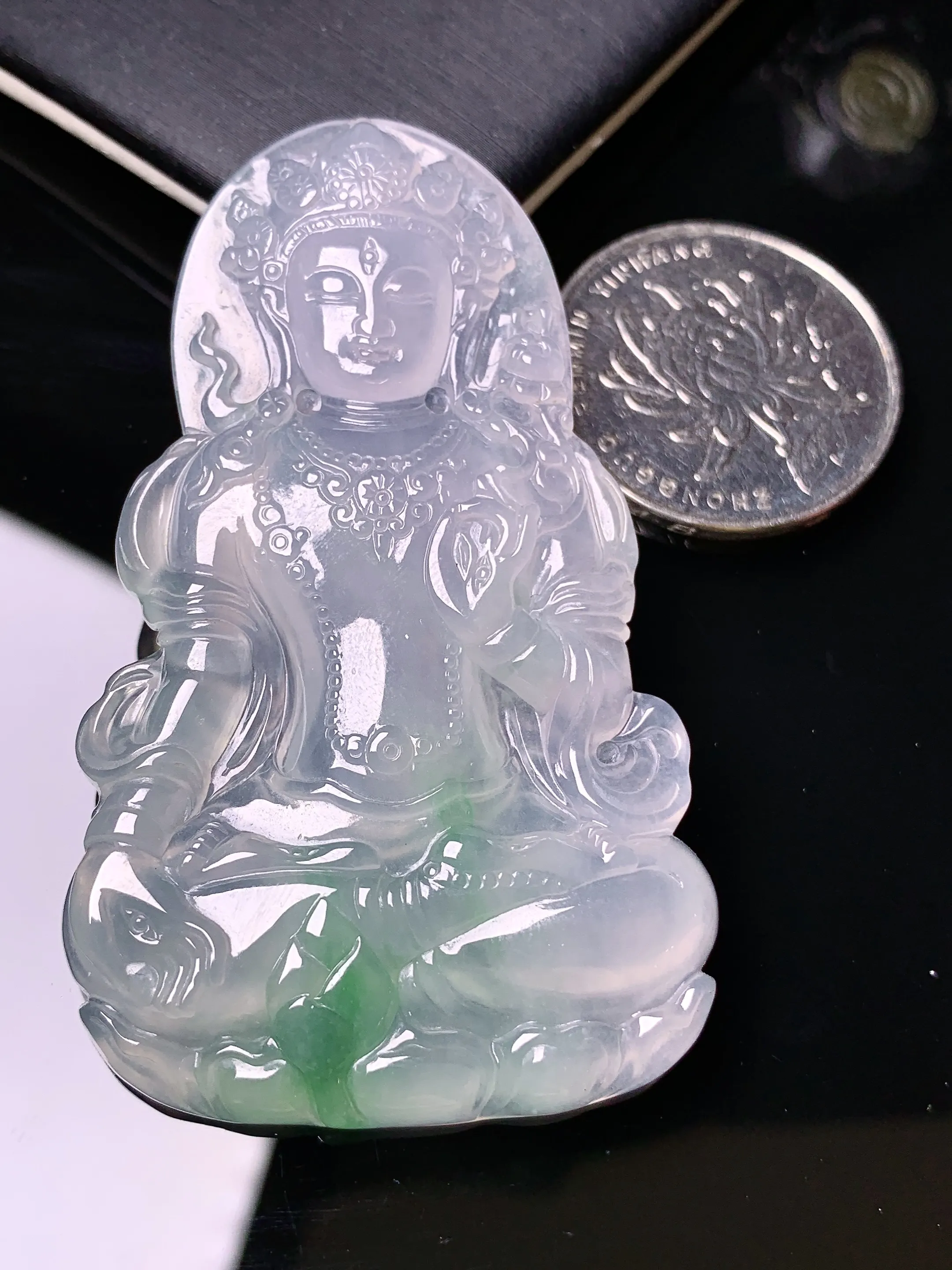 飘绿度母观音菩萨吊坠 玉质细腻 色泽清新艳丽 整体尺寸61.7*37.5*5.5