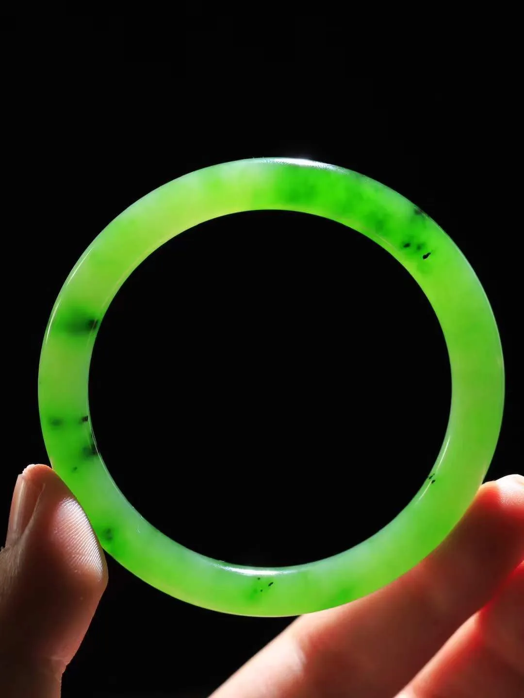 【悠悠芳华.镯】

精品和田玉碧玉圆条手镯 玉质温润 青葱岁月，尽收腕中，婉转流畅，凝岁月悠长。盈一眸恬淡，挽一抹绿意。重31.8克 内径57mm尺寸7.9-7.9mm   861142225A