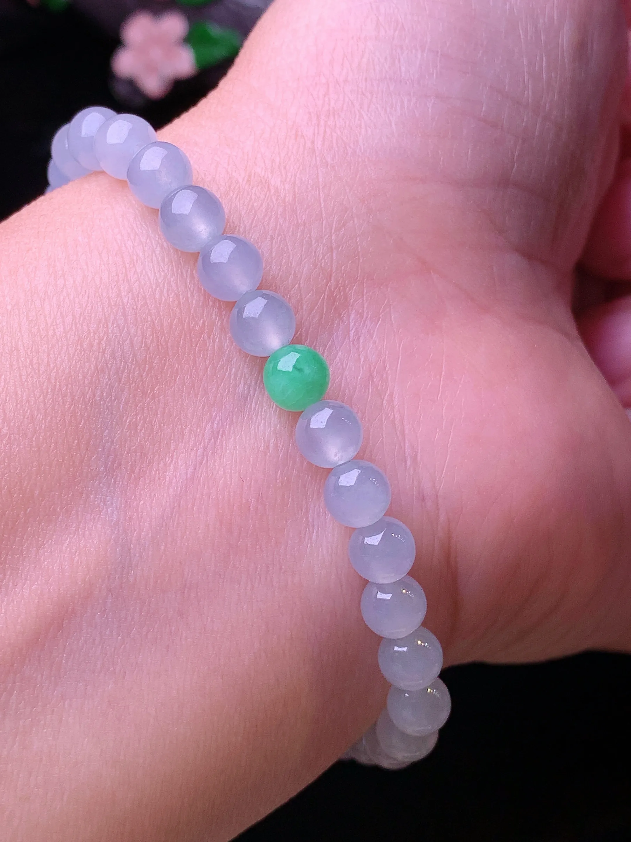 冰种圆珠手链 玉质细腻 色泽清新艳丽 整体尺寸5.5