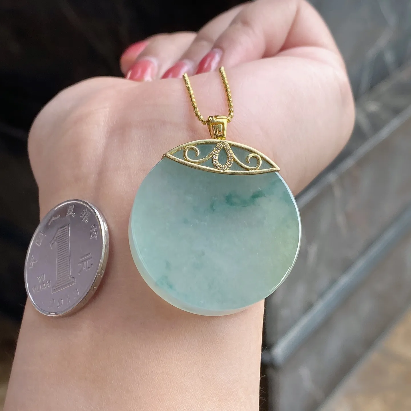 冰种飘花圆牌吊坠 尺寸39.6-33.4-8.6毫米