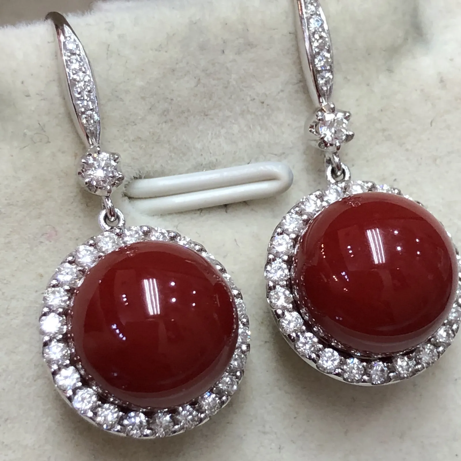 【天然阿卡牛血红珊瑚10.5mm圆珠大钻满钻豪华镶嵌耳坠】可遇不可求！日本深海阿卡材料，天然无添加无优化，牛血红色，圆珠裸石尺寸为10.5*10.5*10.5mm，整体尺寸27.6*13.5*11.5mm，18k金大钻石满钻豪华镶嵌！重量7.75克。高端大气上档次！