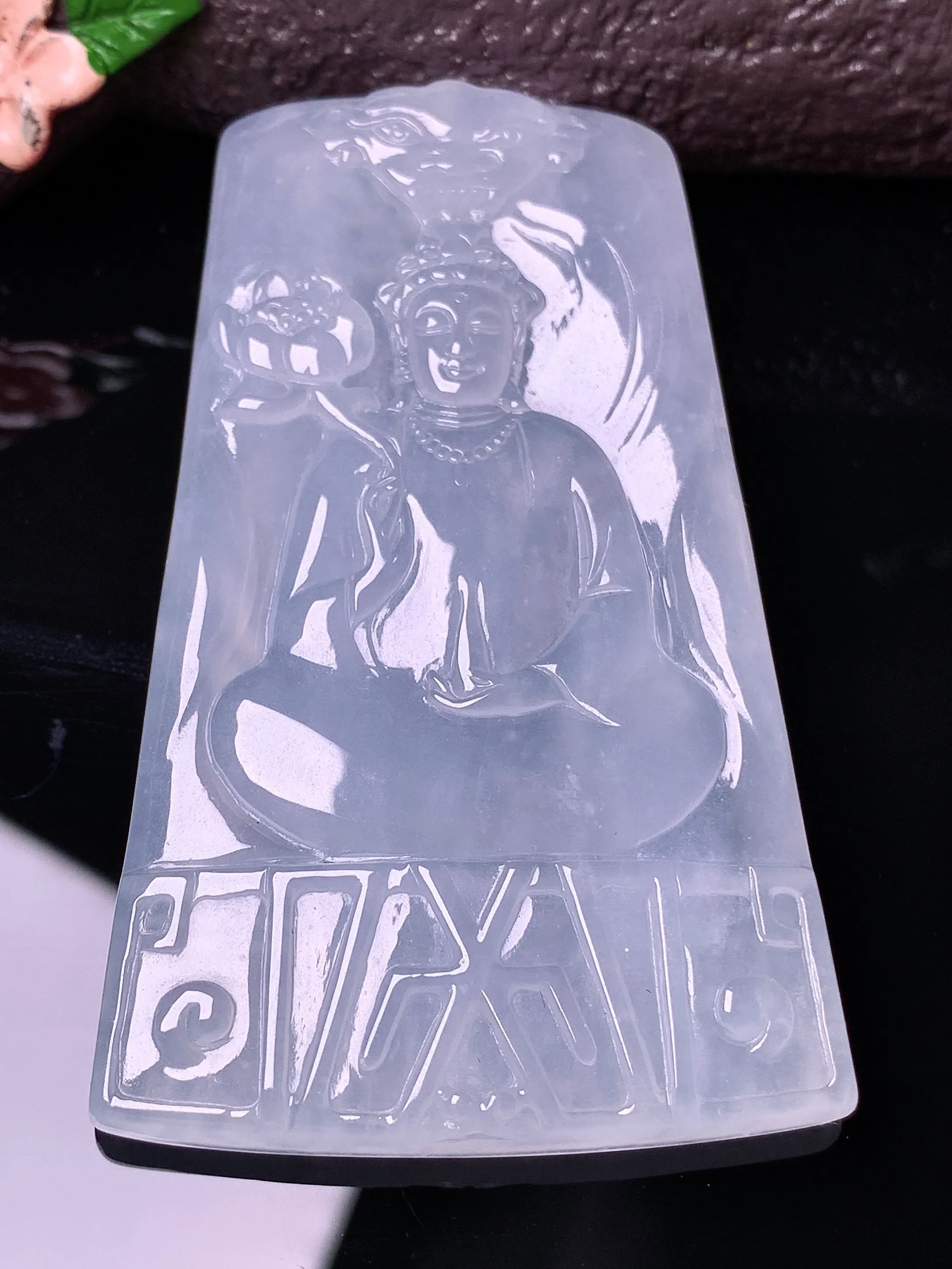 冰种观音菩萨吊坠 玉质细腻 色泽清新艳丽 整体尺寸67.3*40*5.6