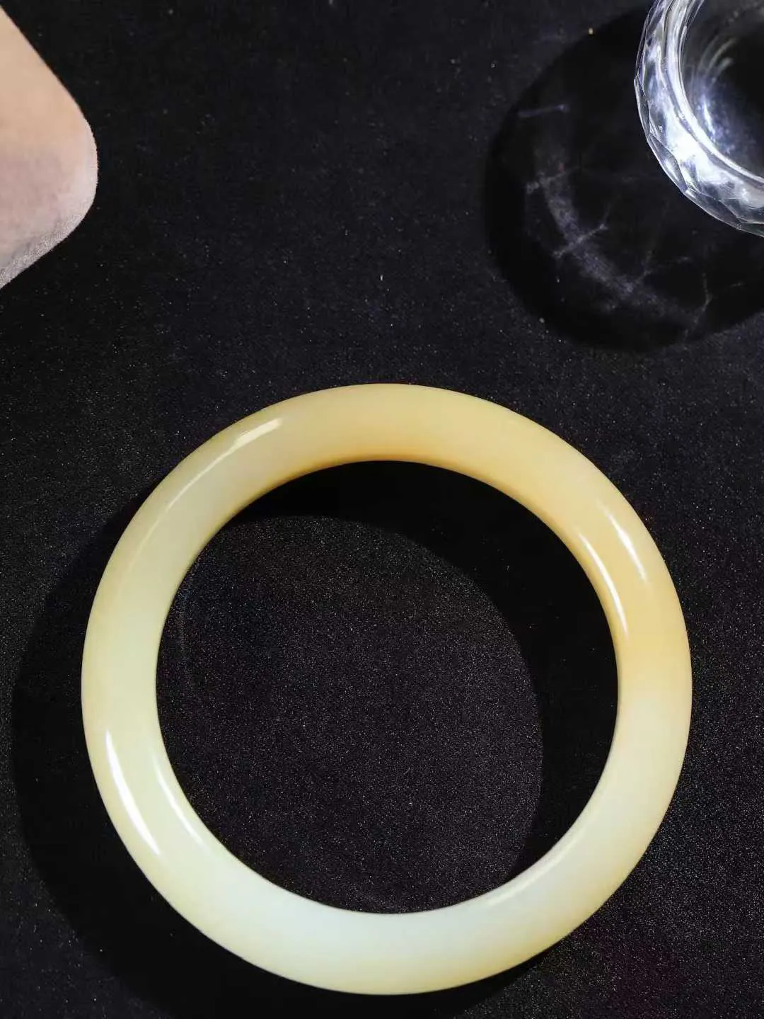 【一见钟情·手镯】

精品和田玉糖白玉手镯。镯型饱满，温润细腻，脂润沁香。️执一卷书，沏一盏茶，着一袭裙，戴一只镯。淡淡浅笺，素心若兰，静赏玉中诗画。悠悠岁月，芊手轻摘，盛满诗样芳华。
重48.3克   内径圈口55mm 尺寸11.1-8.8mm  FDT-721101441