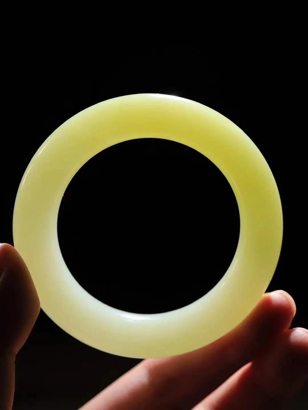 （冬日暖阳.手镯）

精品️和田玉黄口圆条手镯 质地油润，大气雅致，清风明月潺潺，浮浮洗尽铅华随于心，净于念……重77.7克  尺寸52-12.5-12.5mm fDA-991102274