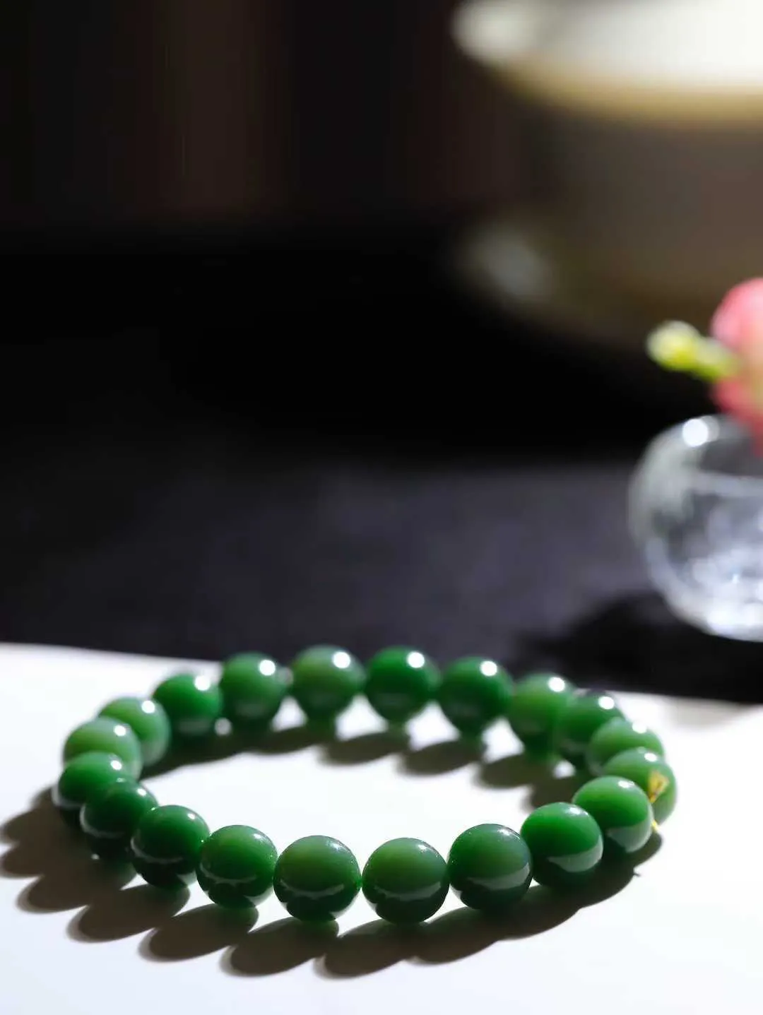 【珠圆玉润.手串】

精品和田玉碧玉珠圆玉润手串 玉质温润细腻  整串打磨圆润，佩戴舒适。珠珠落玉盘，间关莺语花底滑，一生美好时光，无论身在何处，都有它相伴相守。事事顺遂，幸福美满，吉祥如意。重29.4克   尺寸取一9.8mm   FDL-691151400