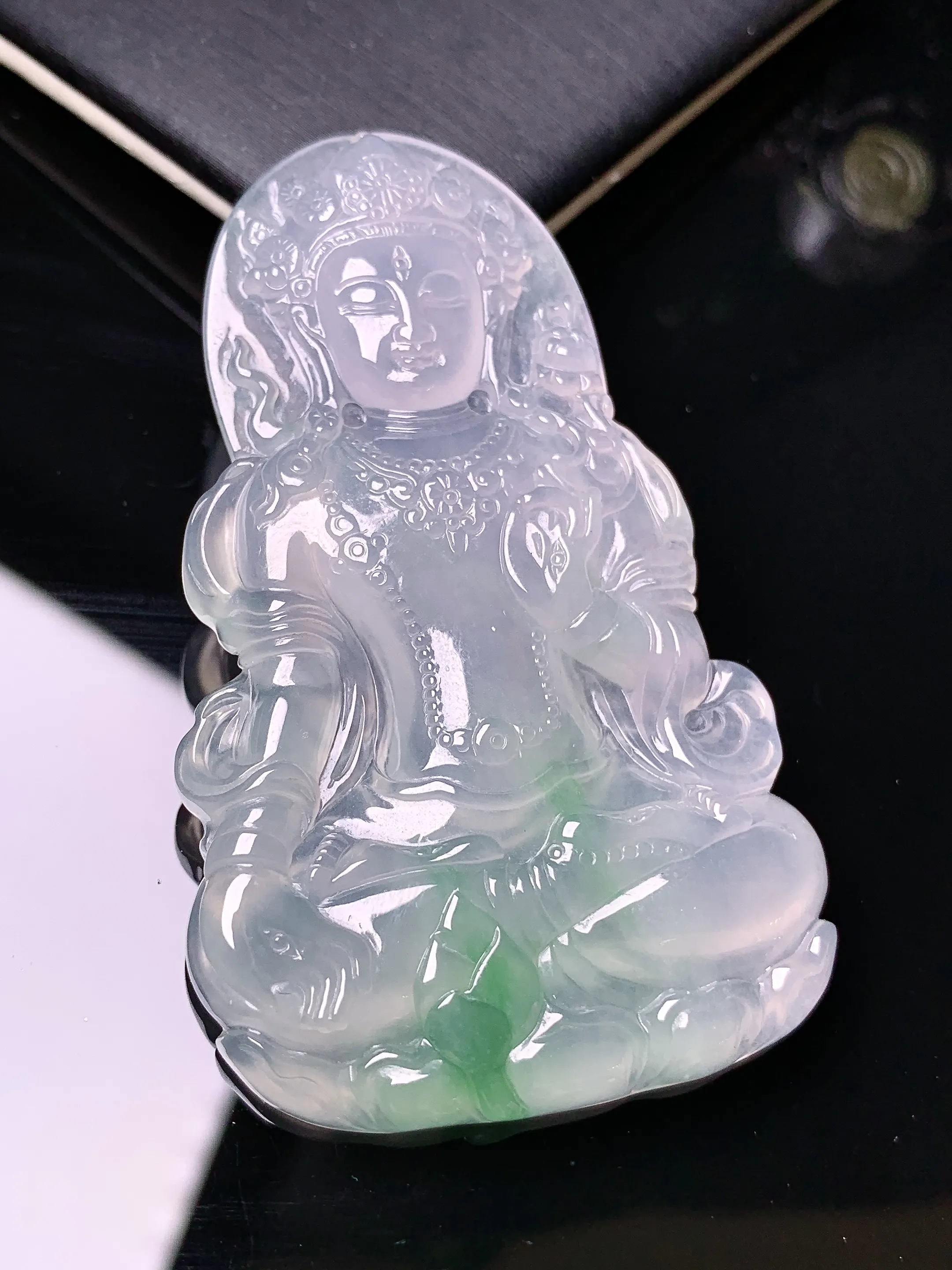 飘绿度母观音菩萨吊坠 玉质细腻 色泽清新艳丽 整体尺寸61.7*37.5*5.5