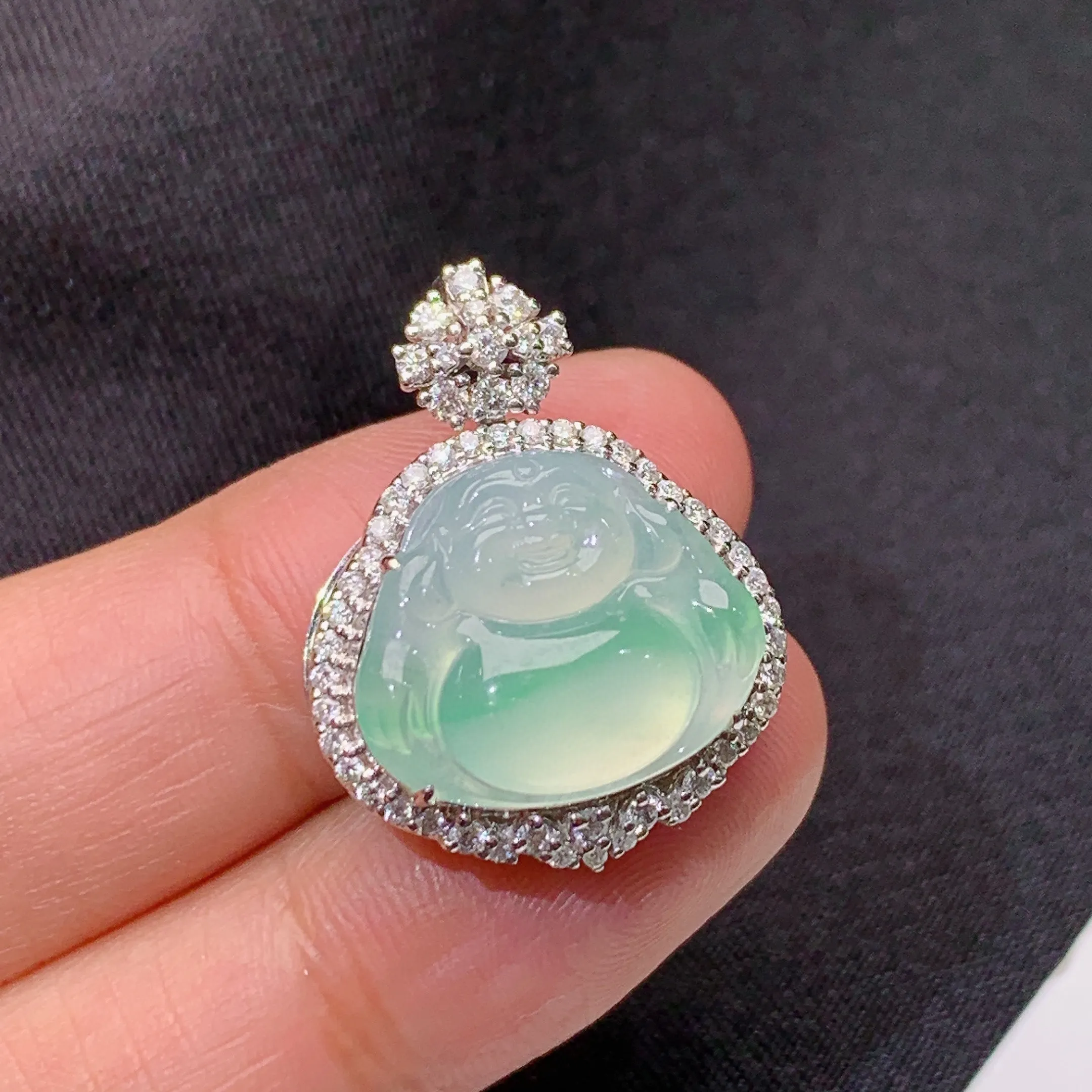 冰飘绿笑佛吊坠，18k金镶嵌，冰润细腻，品相好，种水足，整体尺寸24.3*18.9*9.6