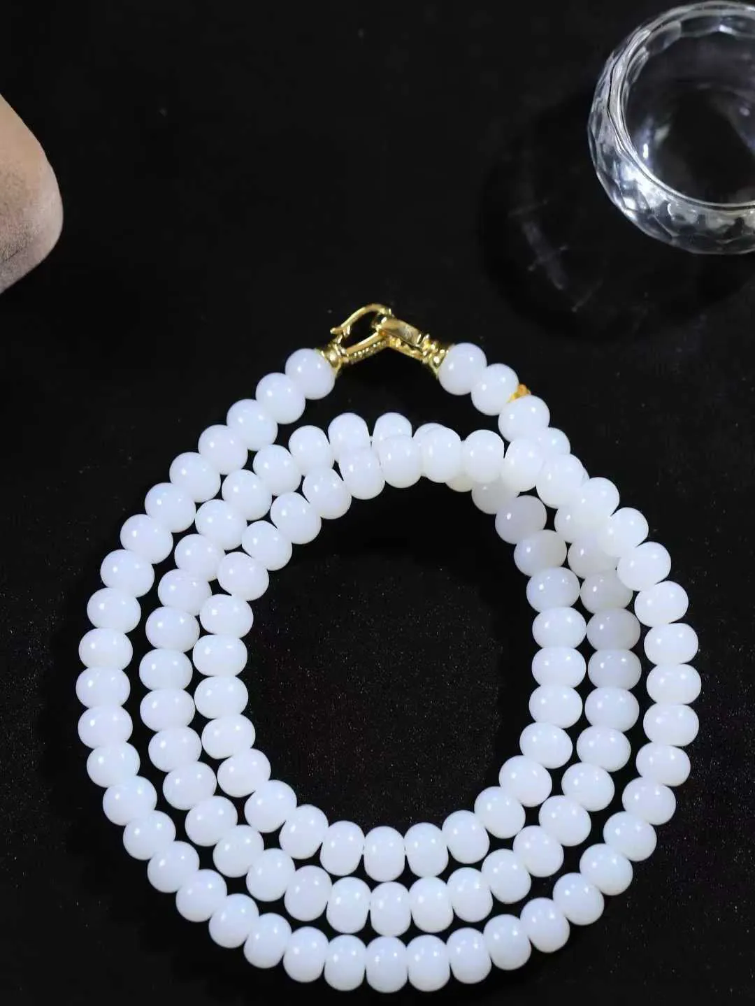 【算盘珠.项链】

精品和田玉白玉算盘珠项链 玉质温润 油性十足 形算盘珠，静于念间，佛韵在心，轻