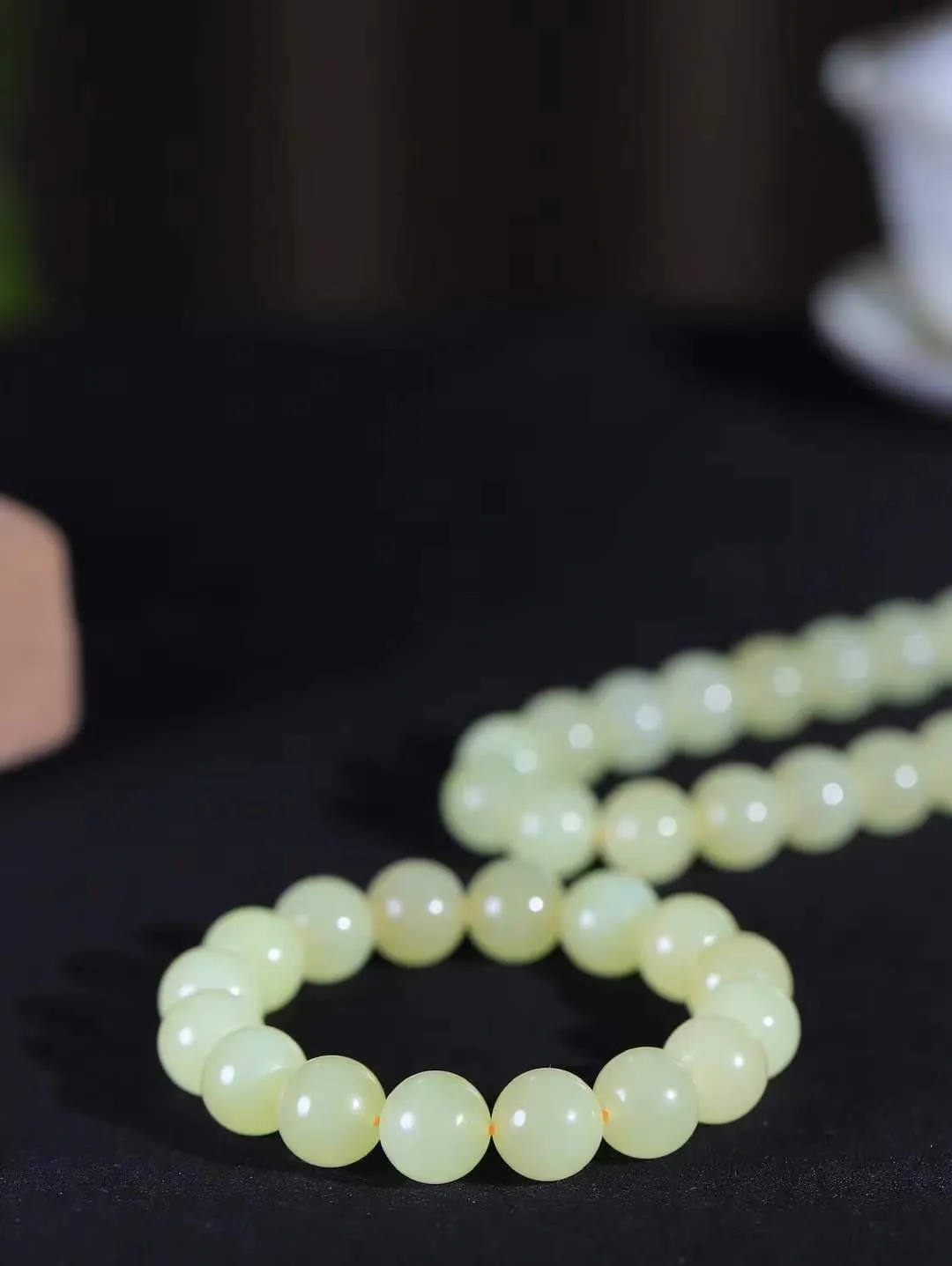 一套【珠圆玉润.套装】

精品和田玉黄口珠圆玉润项链 戒圈玉质细腻油润 饱满光滑 质朴无华，悠远简单，人心境界远，百世修炼深，心灵常驻善意持，觉悟人生百世修。项链重112.2克 尺寸取一12mm   手串重43.7克  尺寸取一12mm  75115220A