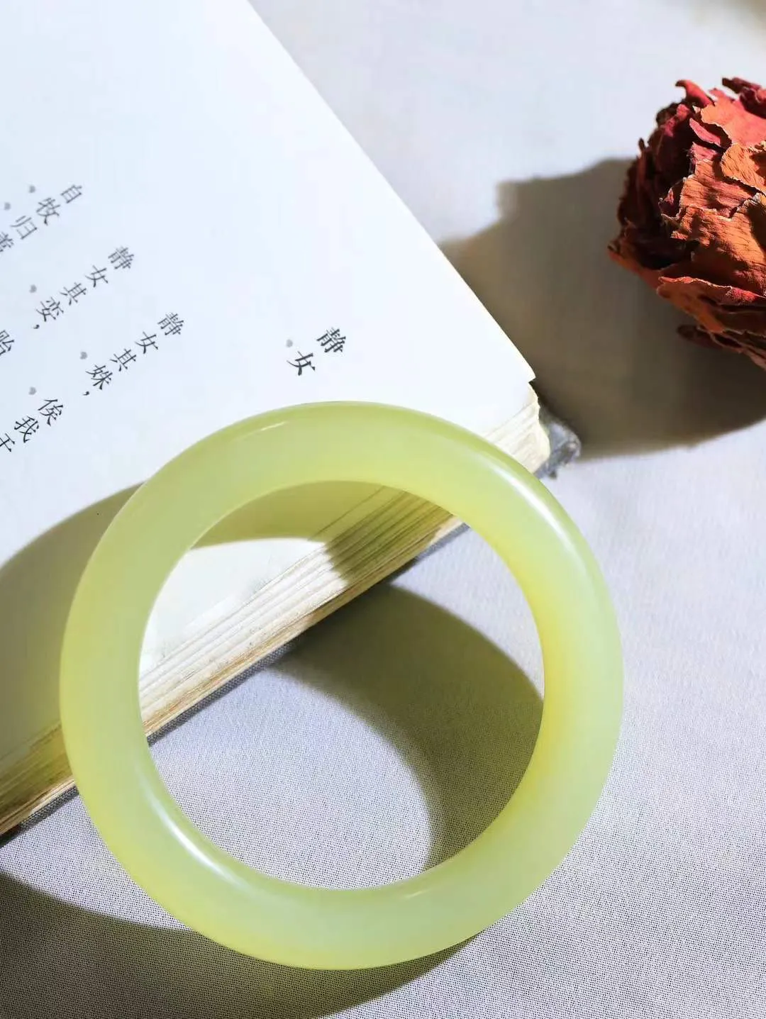 [温润如玉.手镯]

收藏级臻品️和田玉黄口圆条手镯。玉质温润细腻 油性十足 手感舒适，高华雅逸，线条流畅，简约大气，美自天成，素雅高贵。佩戴于腕间，婉约之美，举手投足间透出那份低调奢华。重62.7克 内径56mm尺寸11.2-11mm FDA-121172297