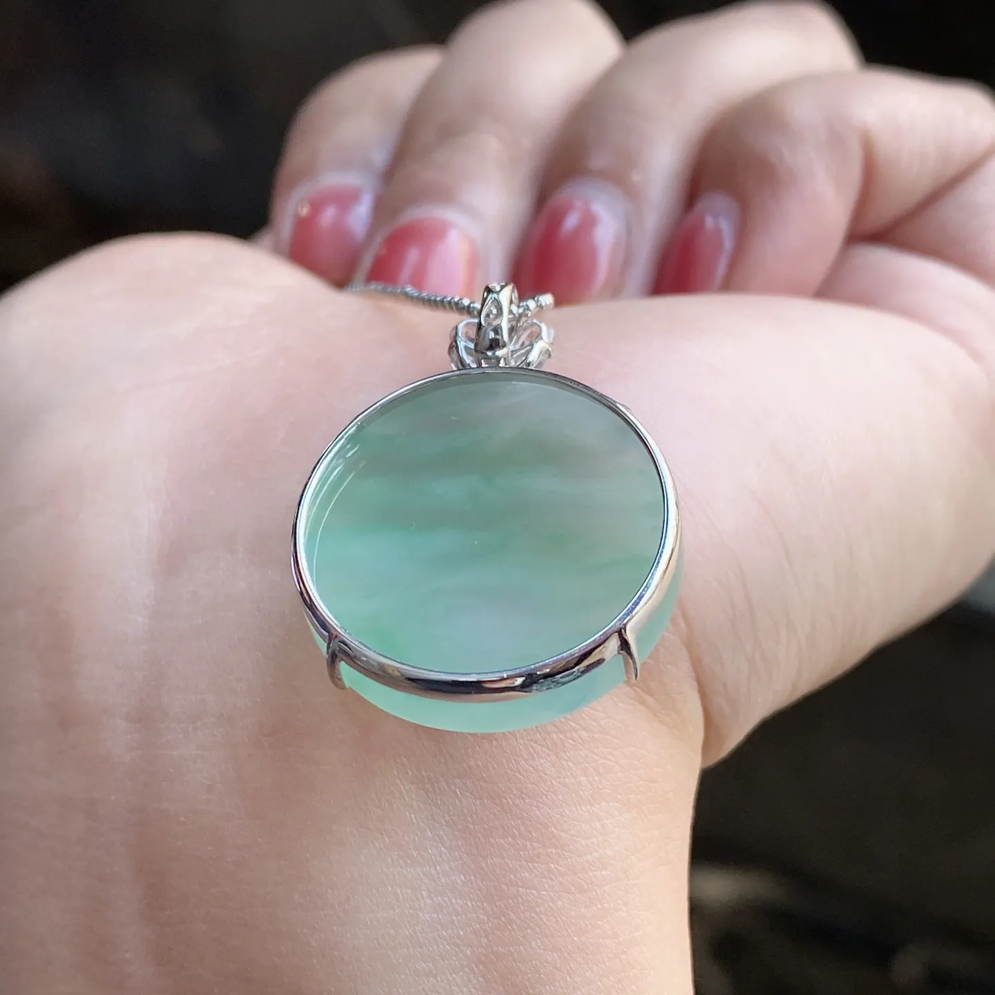 冰晴绿圆牌吊坠 尺寸31.3-23.8-5.7毫米