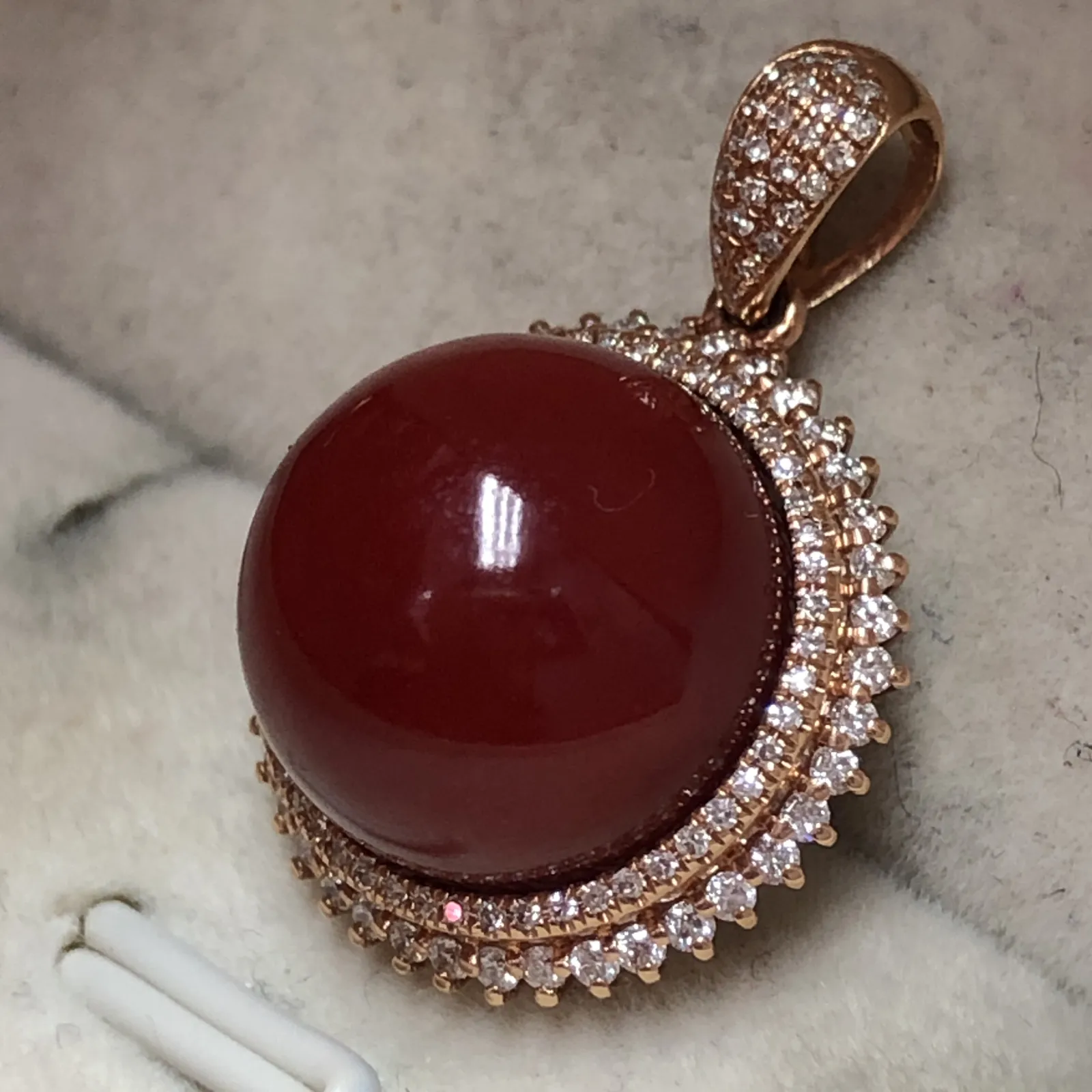 【天然牛血红珊瑚12.2mm圆珠豪气吊坠】传承佩戴收藏！天然无添加，无优化，日本阿卡材料，颜色赤血牛血红色，18k金双层钻石满钻镶嵌，吊坠裸石尺寸12.2*12.2mm，整体尺寸23.8*16.2*13.2mm，重量为4.53克。没有白芯没有虫眼！