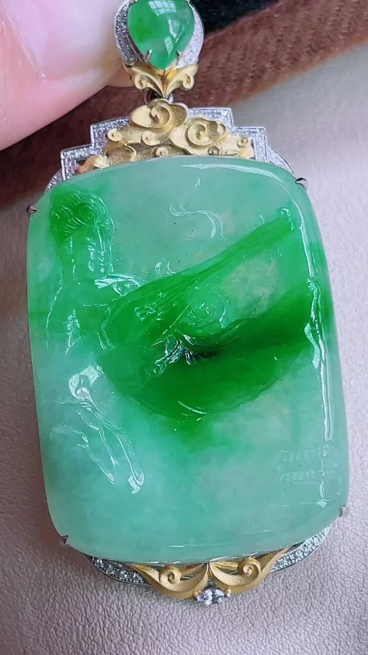 【翡翠名称】18K金镶钻冰俏阳绿飞天仙女吊坠
【翡翠尺寸】含金61.7/29.7/8mm
【翡翠描述】缅甸天然翡翠A货，种老水足，玉质细腻，色泽靓丽，性价比高，佩戴效果好！