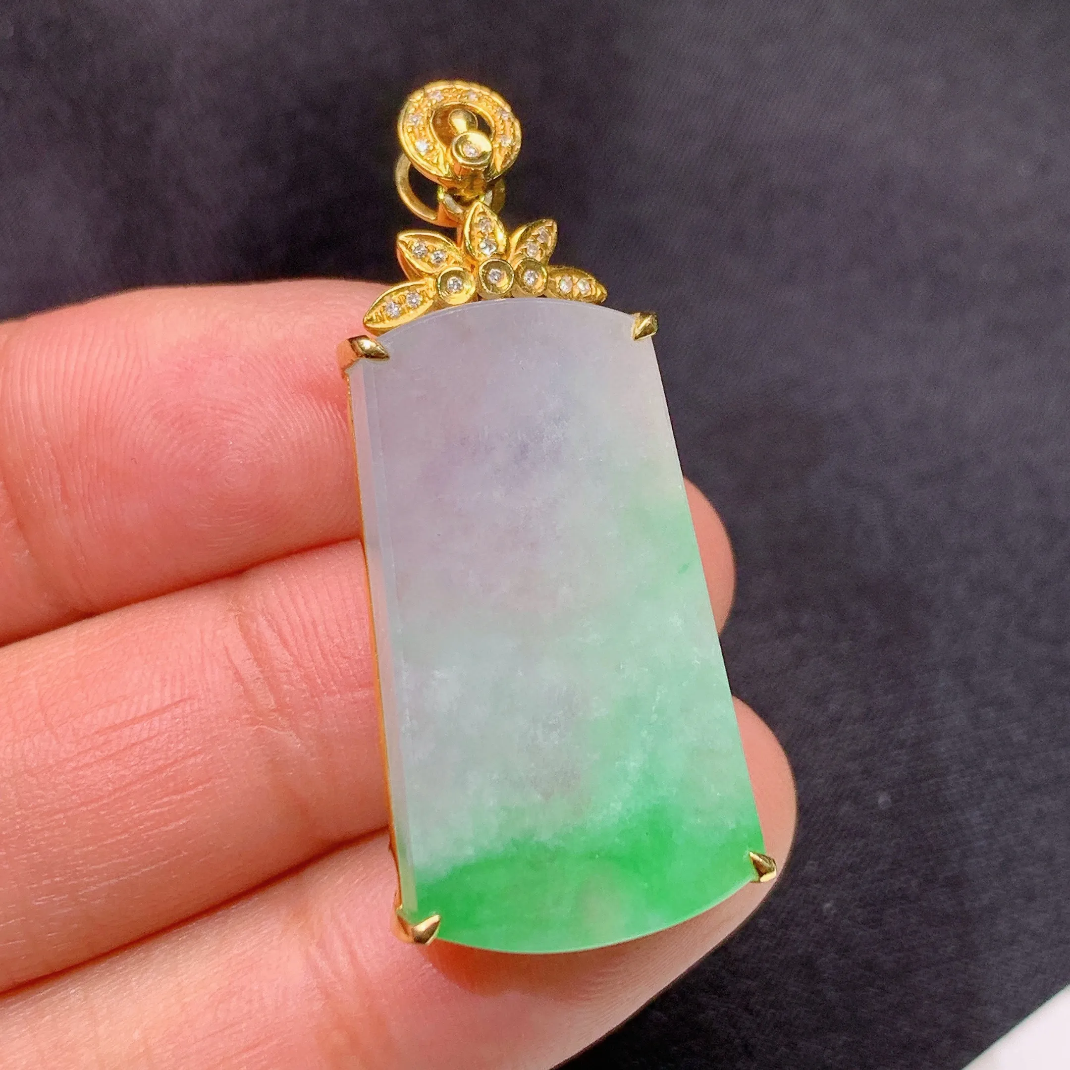 冰飘绿无事牌吊坠，18k金镶嵌，冰润色阳，玉质细腻，种水足，整体尺寸38.7*16.6*5.8