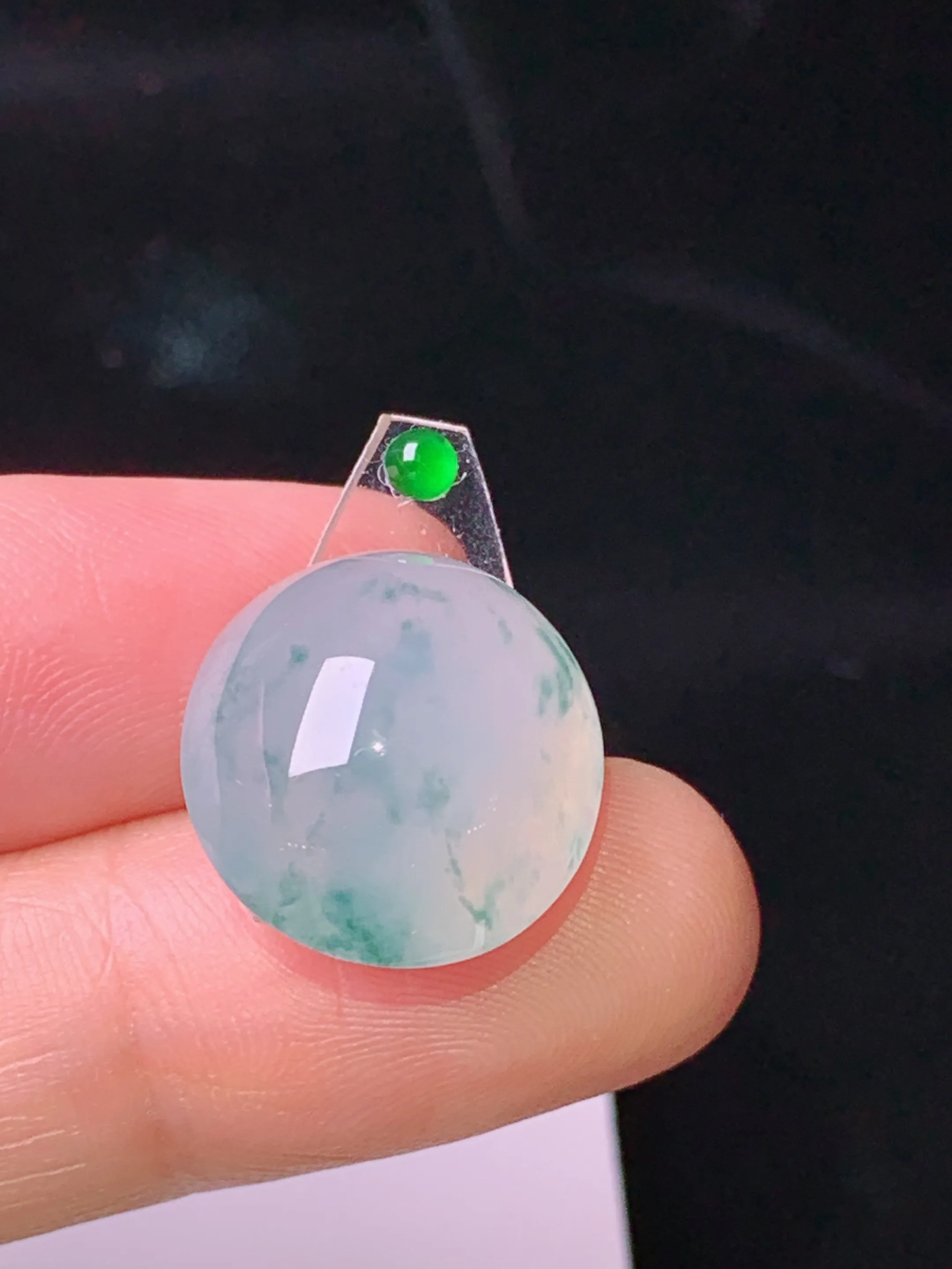 镶嵌款 冰种飘绿蛋面吊坠 玉质细腻 色泽清新艳丽 整体尺寸17.2*15.5*9.6