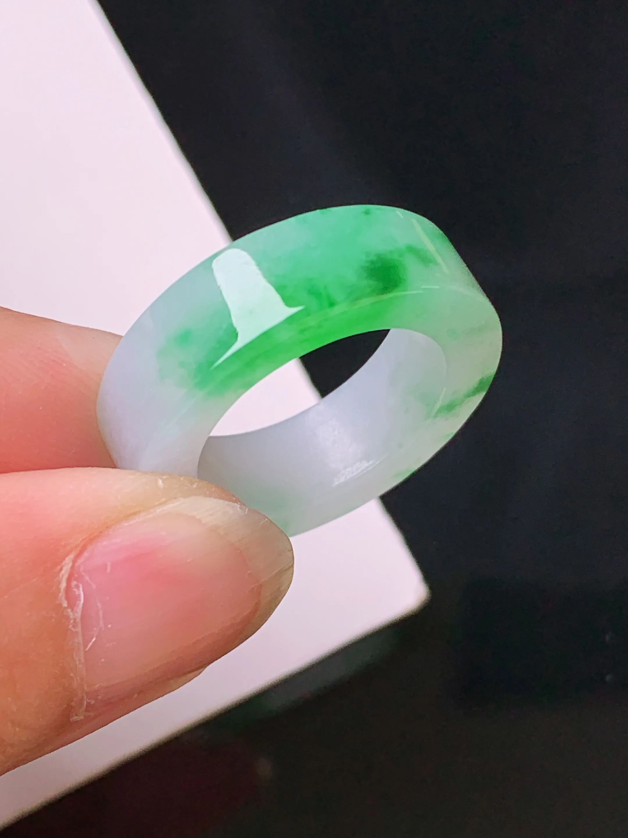 飘绿指环 玉质细腻 色泽清新艳丽 圈口10 整体尺寸23*6.2*3.8