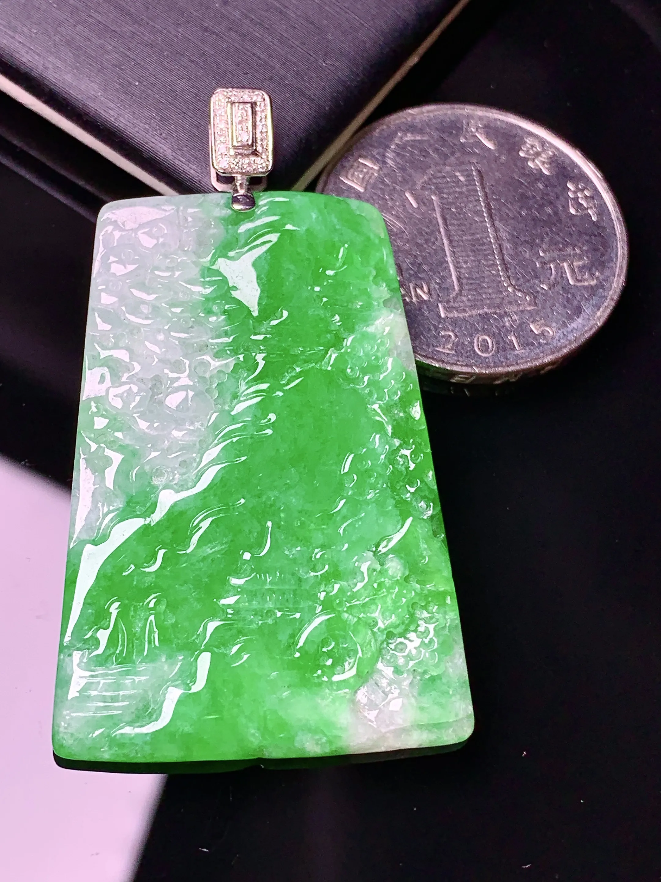 18k金钻镶嵌翠绿山水牌子吊坠 玉质细腻 色泽清新艳丽 整体尺寸47.7*27.7*2.8